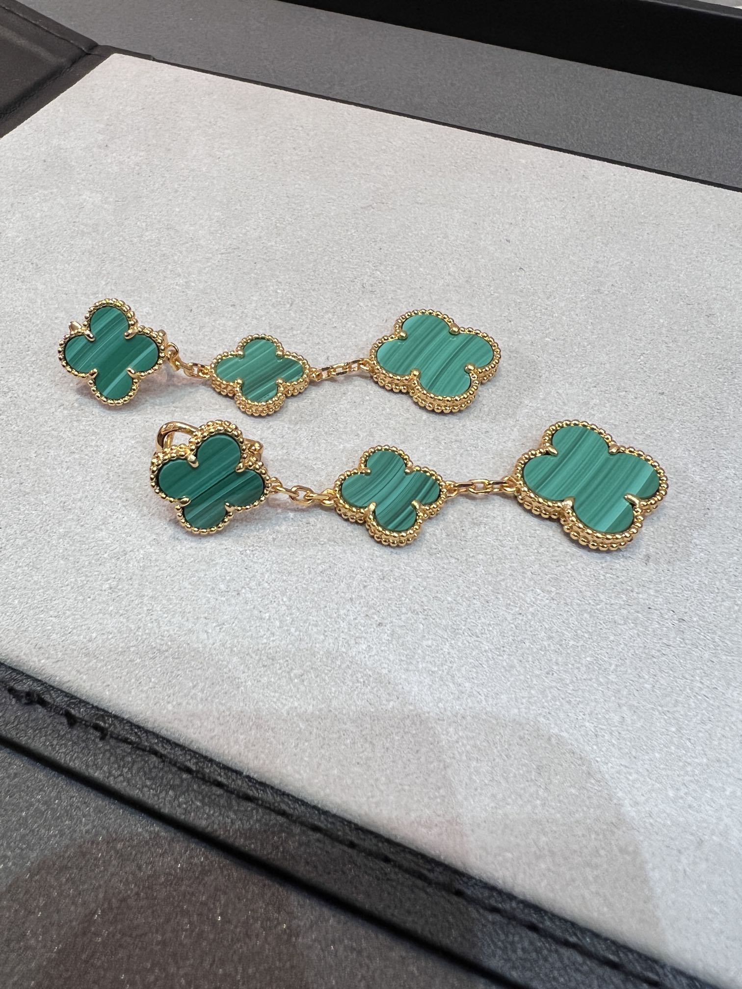 ¡®Dream¡¯CLOVER MALACHITE 3 MOTIFS GOLD