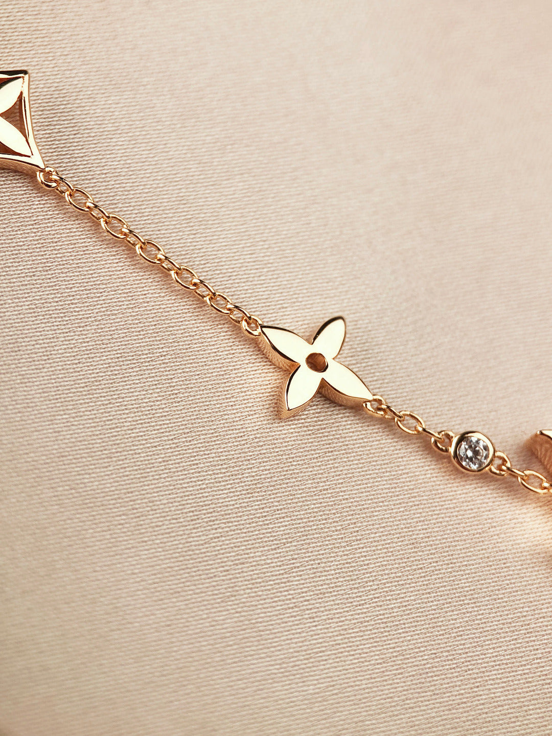 „Dream“-Armband mit Stern-, Sonnen- und 7 Motiven in Gold