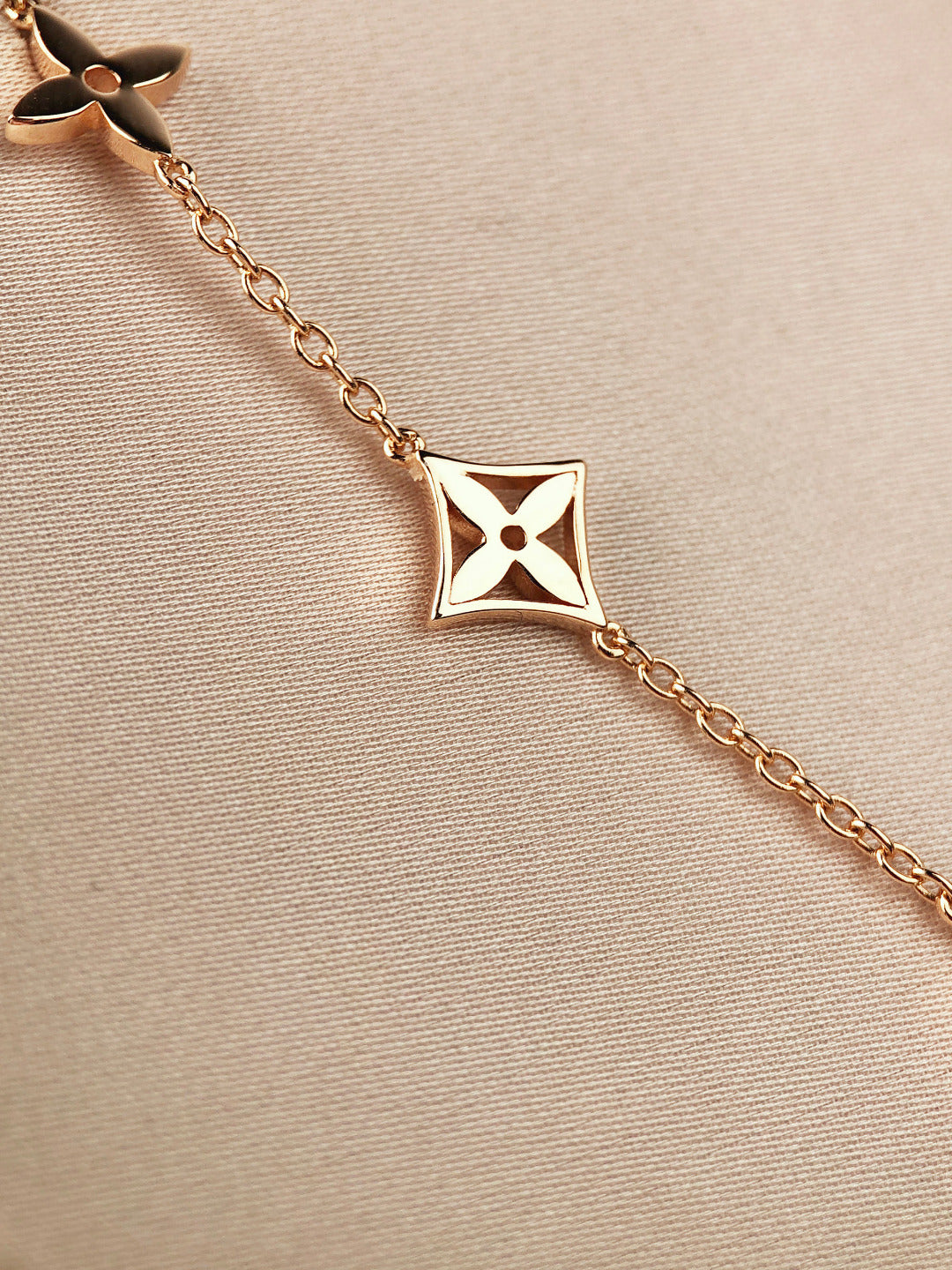 „Dream“-Armband mit Stern-, Sonnen- und 7 Motiven in Gold