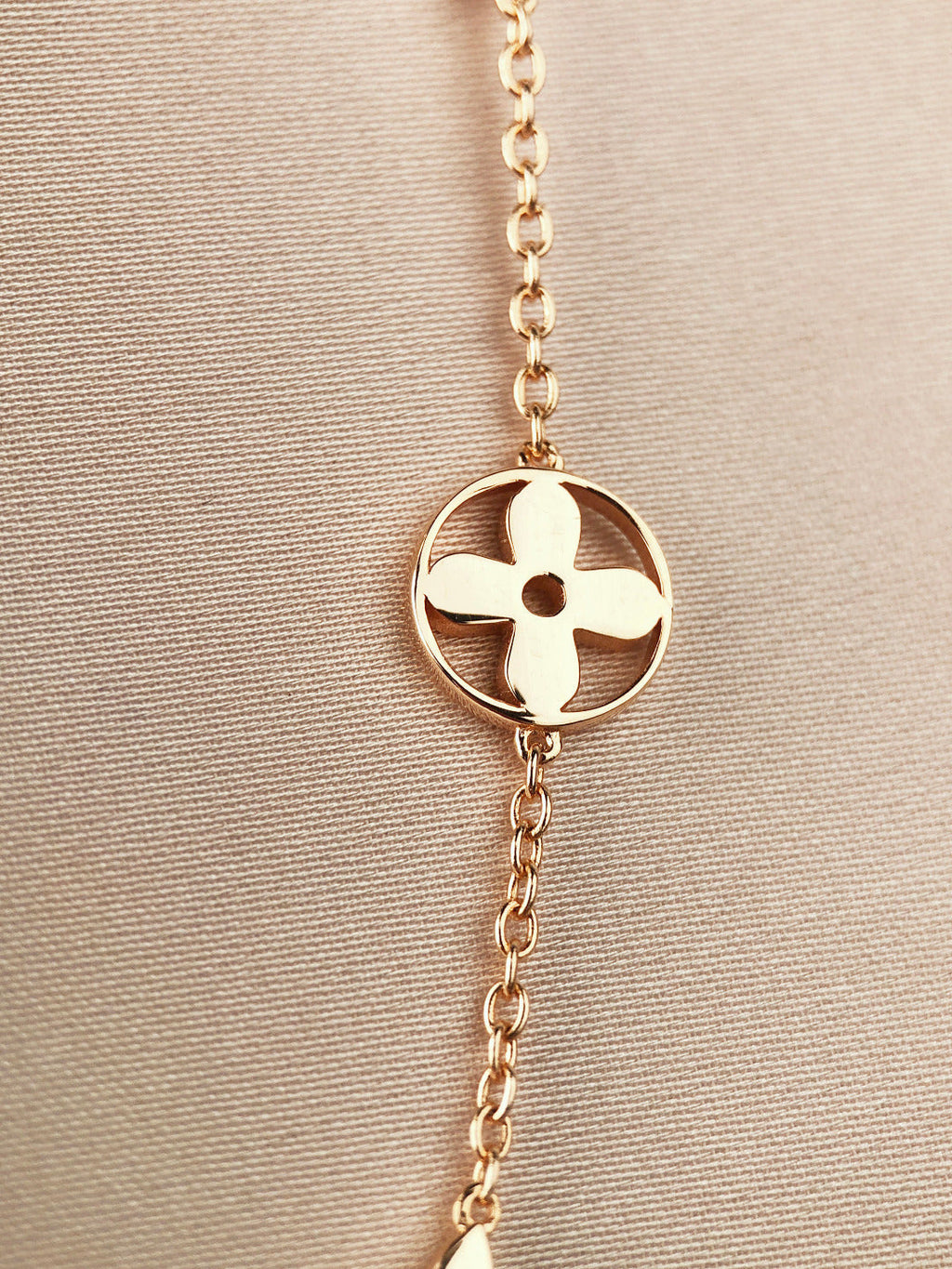 „Dream“-Armband mit Stern-, Sonnen- und 7 Motiven in Gold
