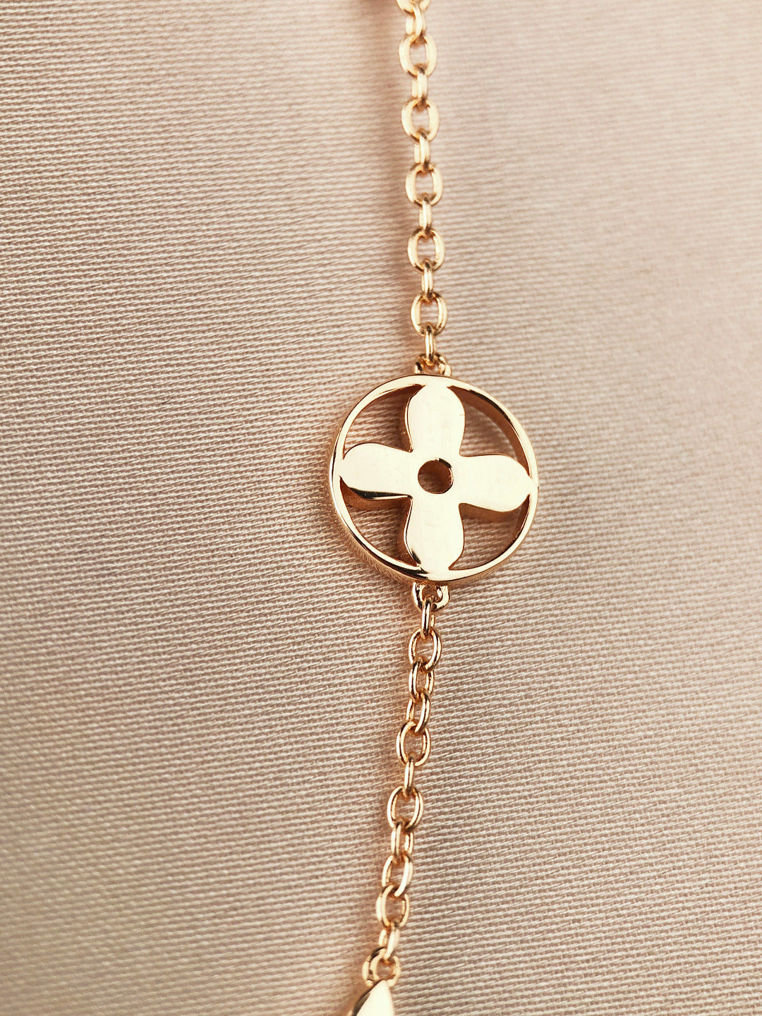 „Dream“-Armband mit Stern-, Sonnen- und 7 Motiven in Gold