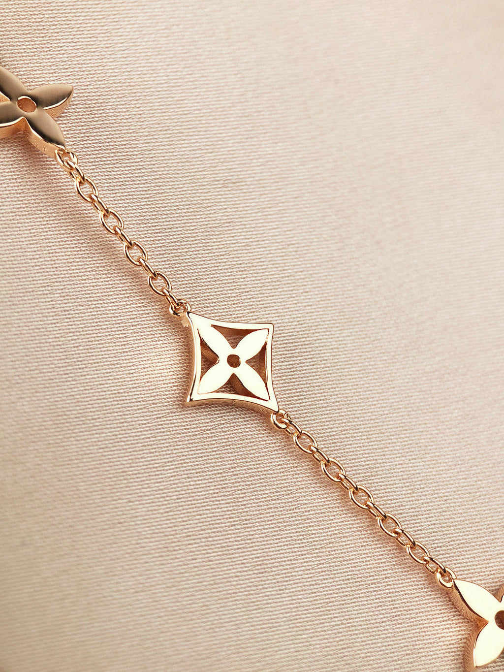 „Dream“-Armband mit Stern-, Sonnen- und 7 Motiven in Gold