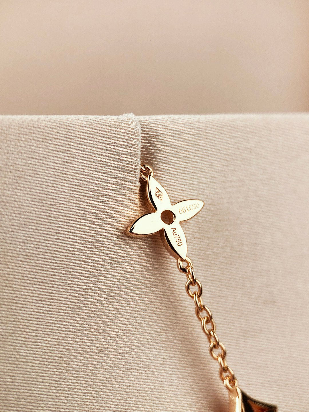 „Dream“-Armband mit Stern-, Sonnen- und 7 Motiven in Gold