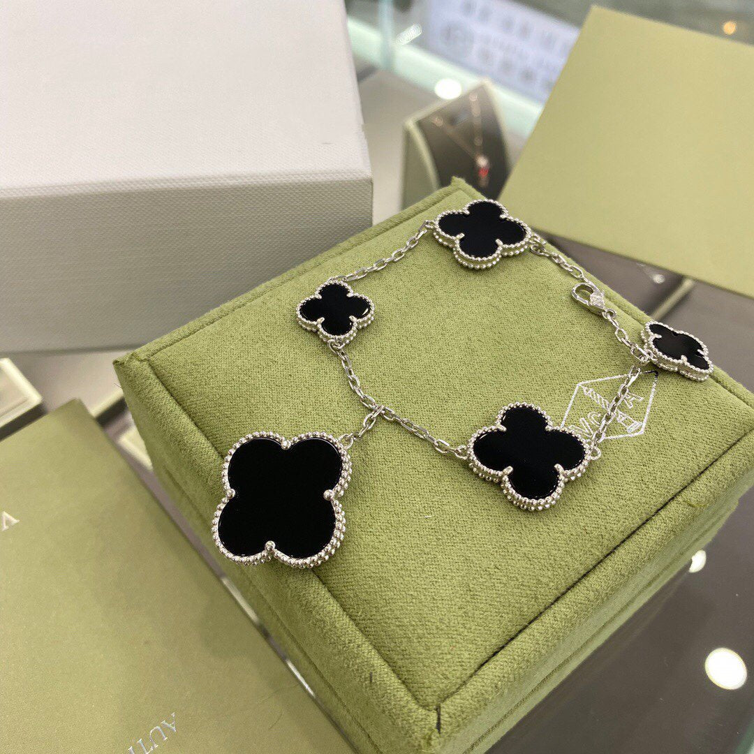 ¡®Dream¡¯CLOVER 5 MOTIFS SIVLER ONYX BRACELET