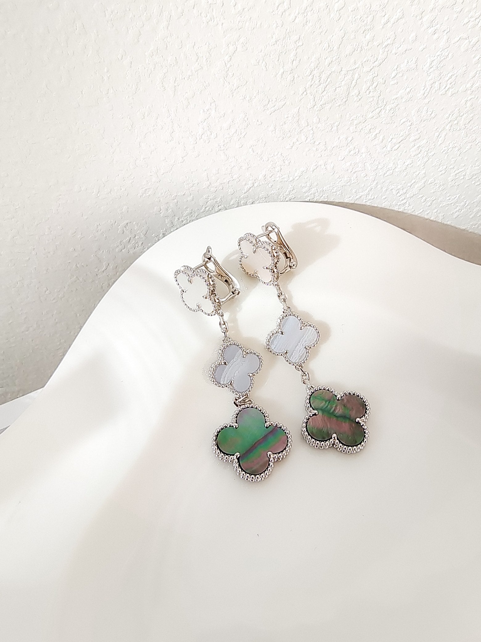 ¡®Dream¡¯CLOVER 3 MOTIFS CHALCEDONY DARK MOP SILVER EARRINGS