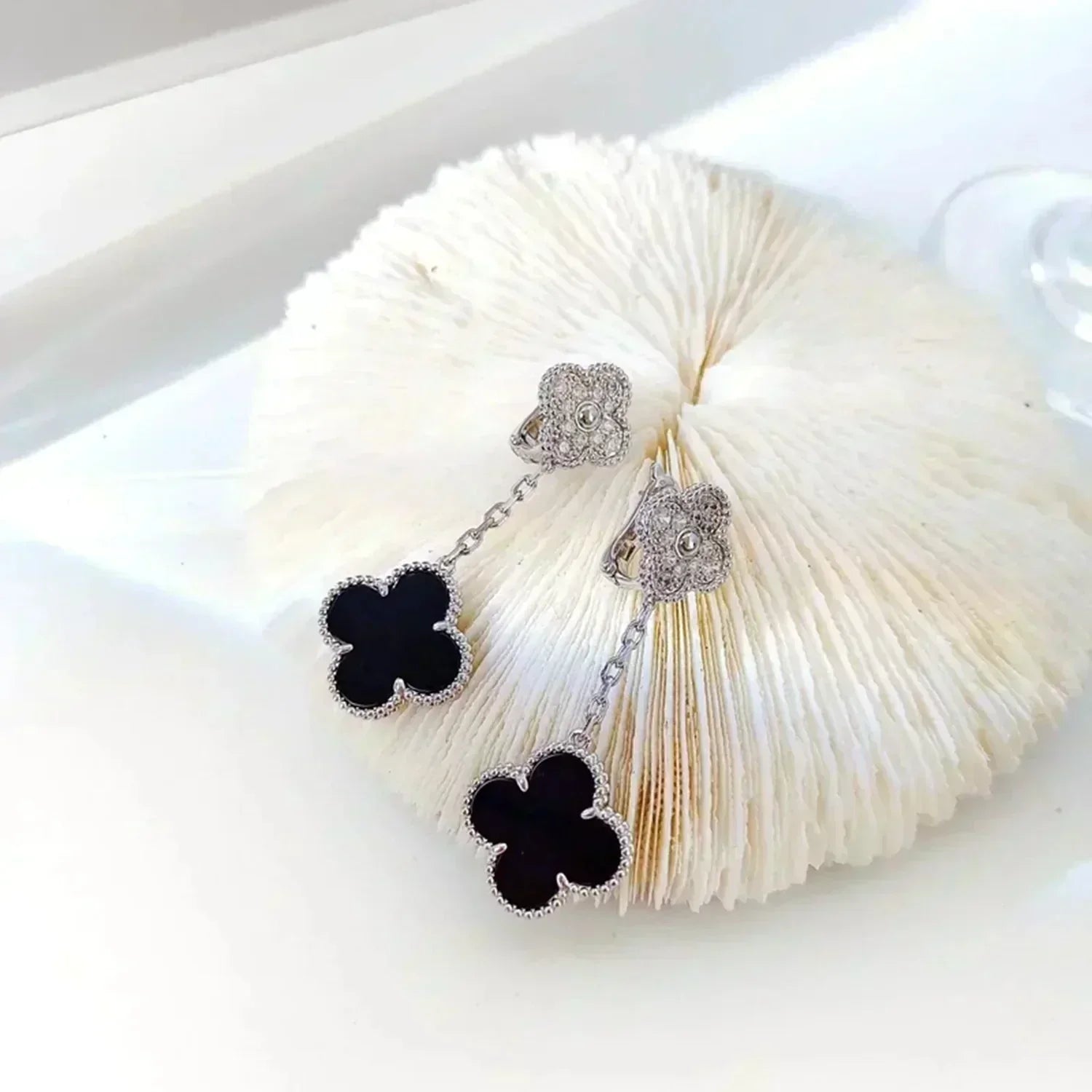 ¡®Dream¡¯CLOVER 2 MOTIFS  DIAMOND ONYX EARRINGS SILVER