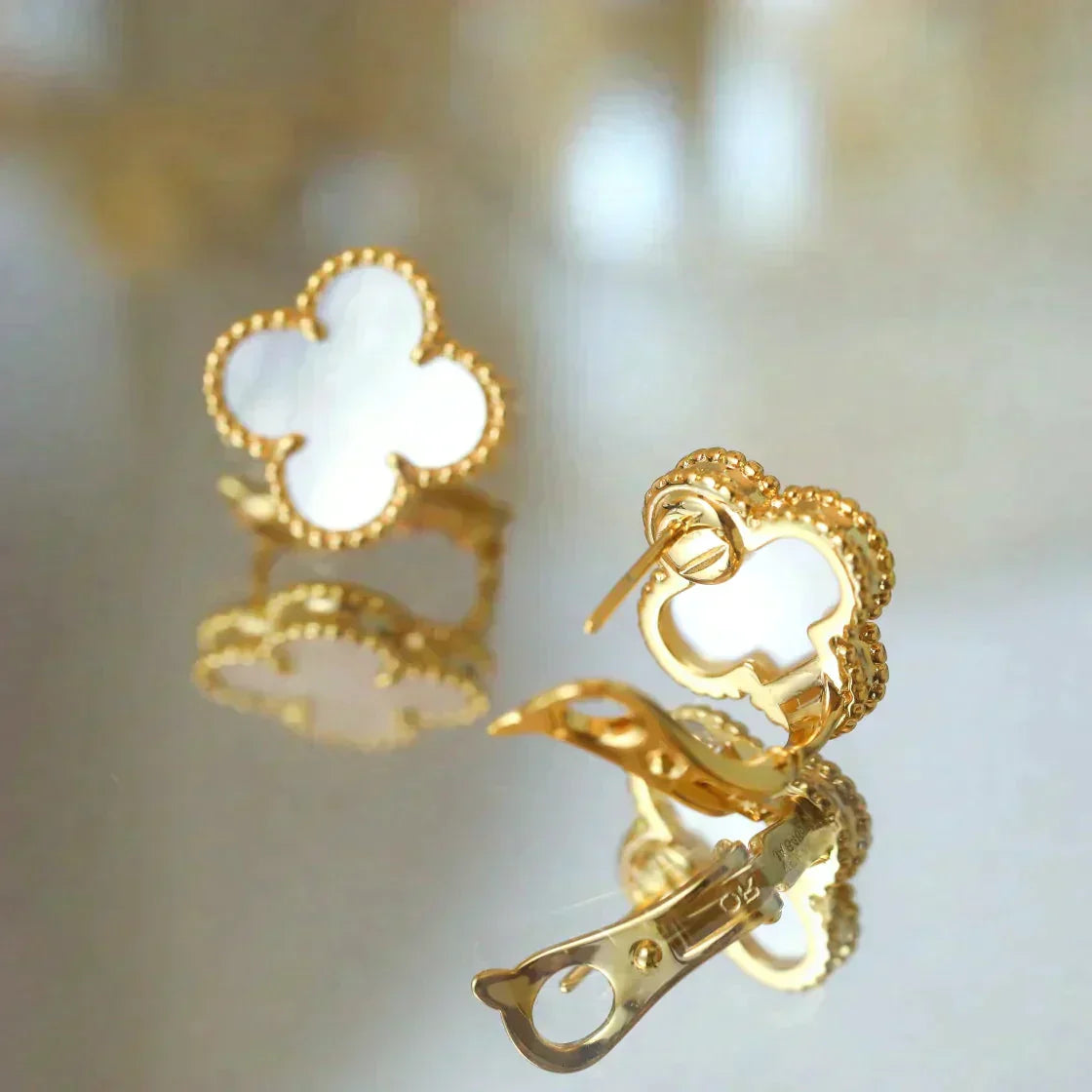 ¡®Dream¡¯CLOVER MEDIUM 1 MOTIFS  WHITE MOP STUD EARRINGS