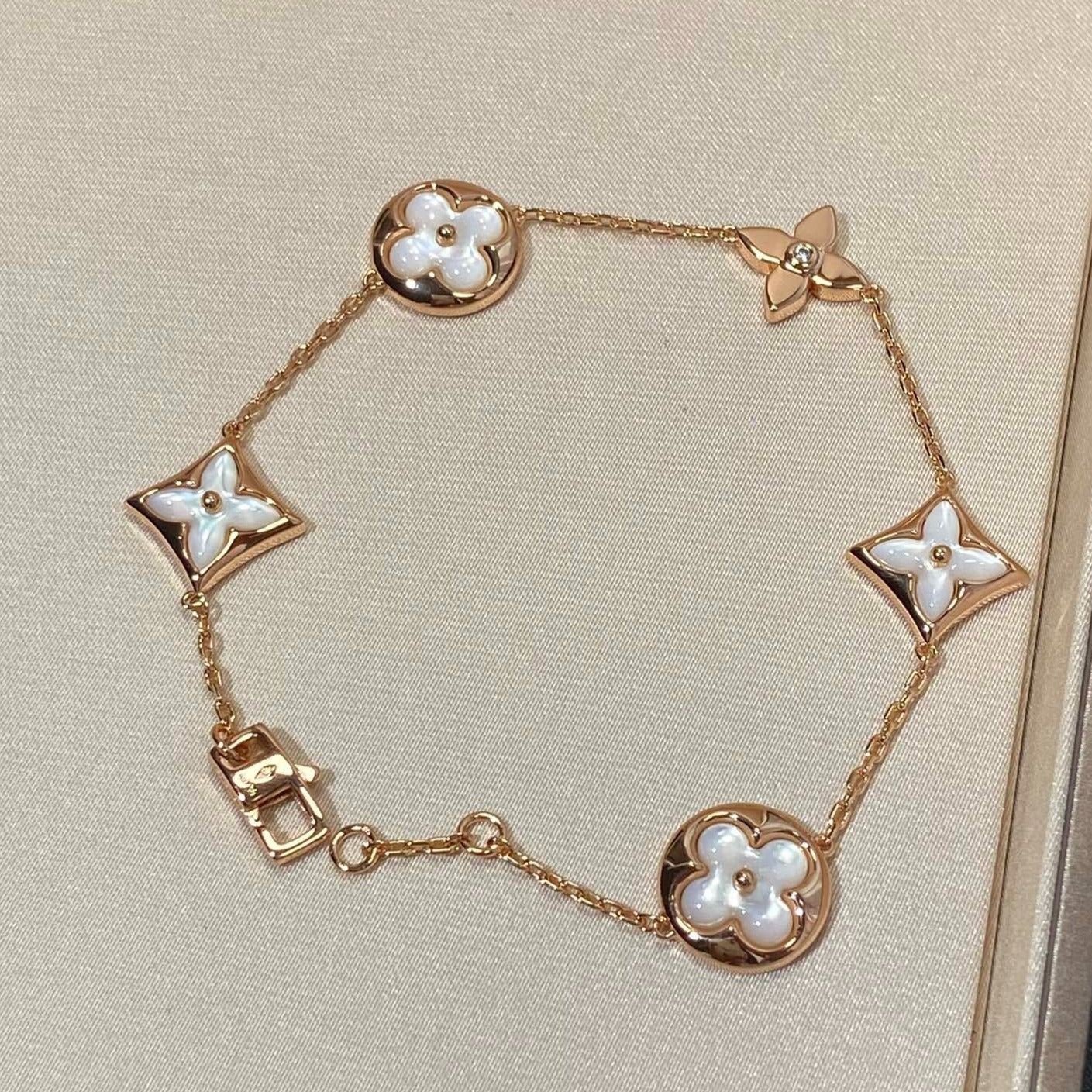 Armband mit 5 Motiven aus Perlmutt, Gold und Sterlingsilber, besetzt mit rosa Zirkonia im Traumstern- und Sonnen-Design