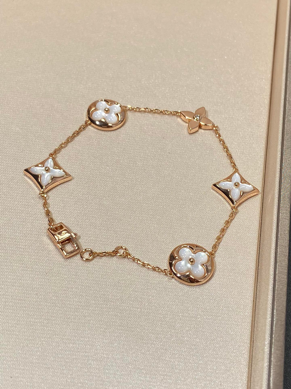 Armband mit 5 Motiven aus Perlmutt, Gold und Sterlingsilber, besetzt mit rosa Zirkonia im Traumstern- und Sonnen-Design