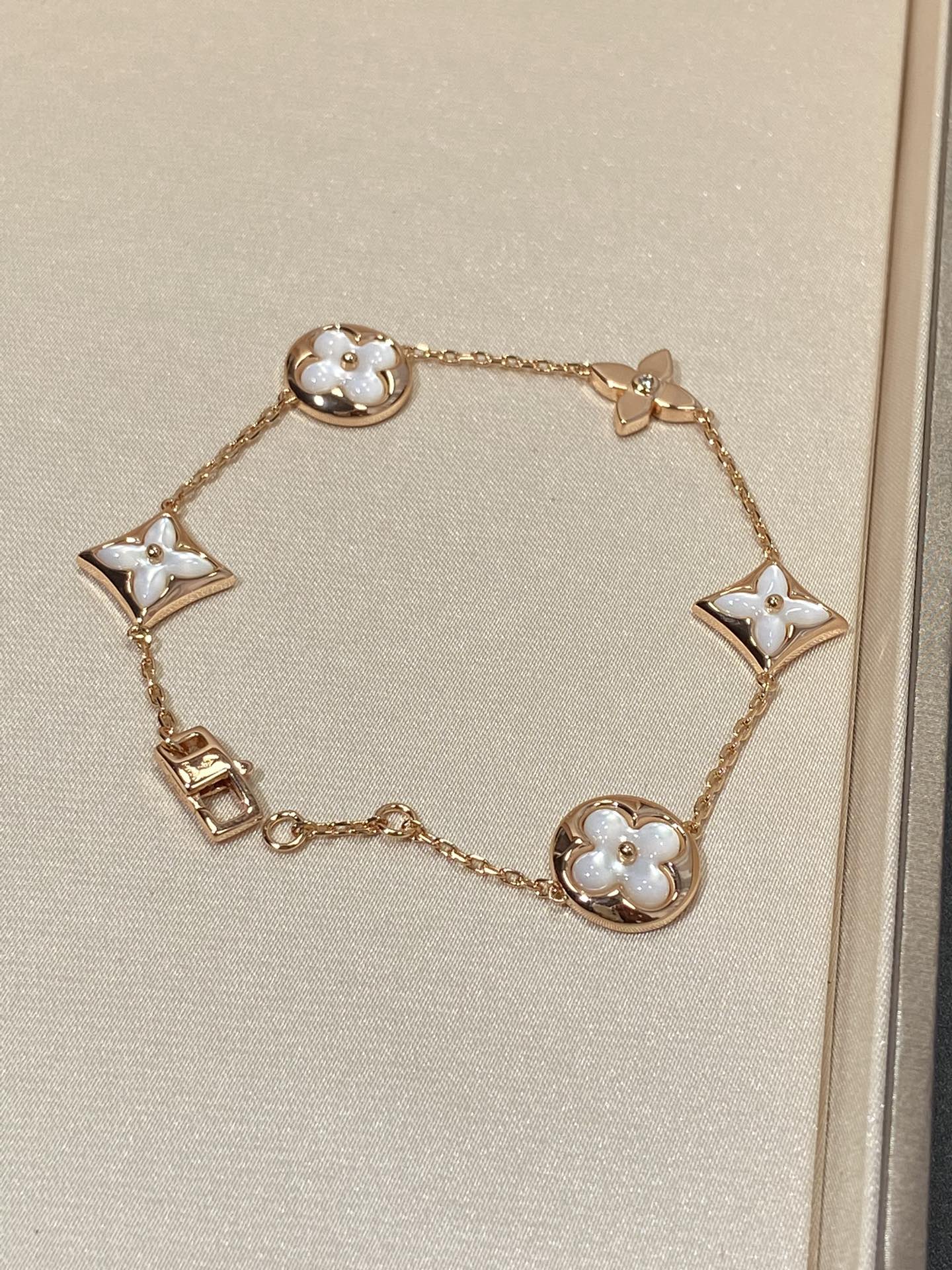 Armband mit 5 Motiven aus Perlmutt, Gold und Sterlingsilber, besetzt mit rosa Zirkonia im Traumstern- und Sonnen-Design