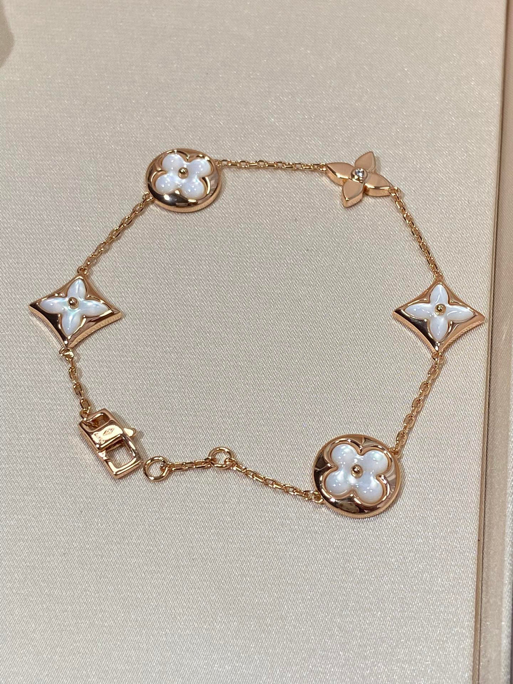 Armband mit 5 Motiven aus Perlmutt, Gold und Sterlingsilber, besetzt mit rosa Zirkonia im Traumstern- und Sonnen-Design