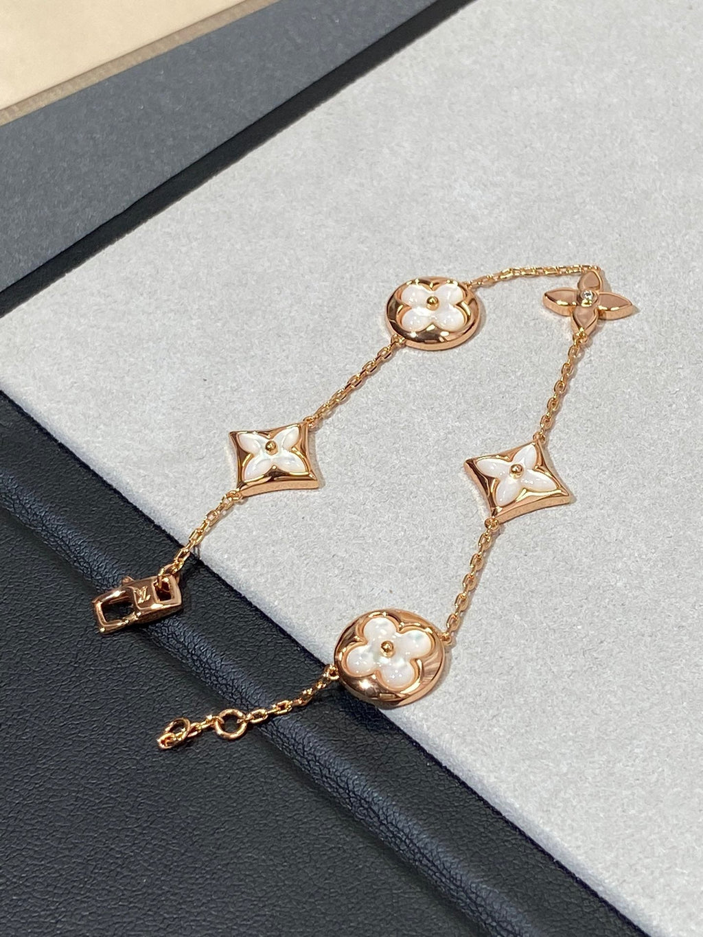 Armband mit 5 Motiven aus Perlmutt, Gold und Sterlingsilber, besetzt mit rosa Zirkonia im Traumstern- und Sonnen-Design