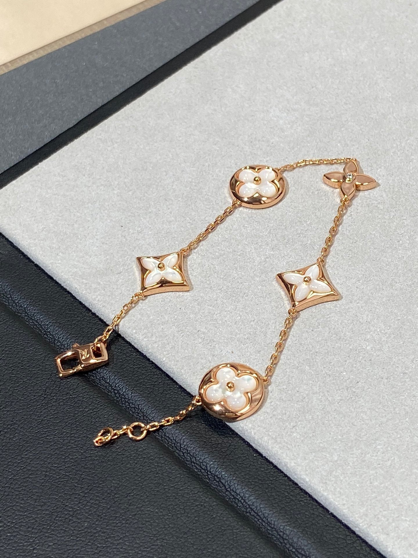 Armband mit 5 Motiven aus Perlmutt, Gold und Sterlingsilber, besetzt mit rosa Zirkonia im Traumstern- und Sonnen-Design