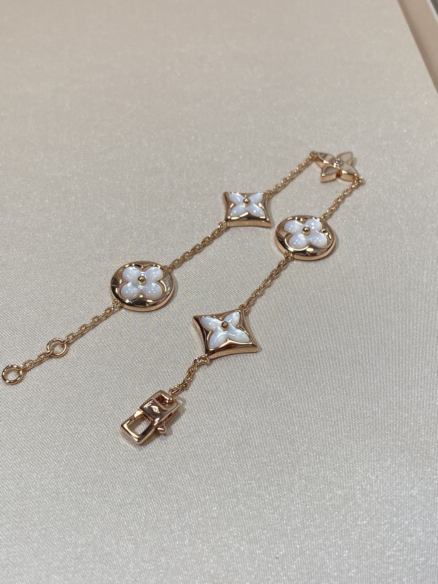 Armband mit 5 Motiven aus Perlmutt, Gold und Sterlingsilber, besetzt mit rosa Zirkonia im Traumstern- und Sonnen-Design