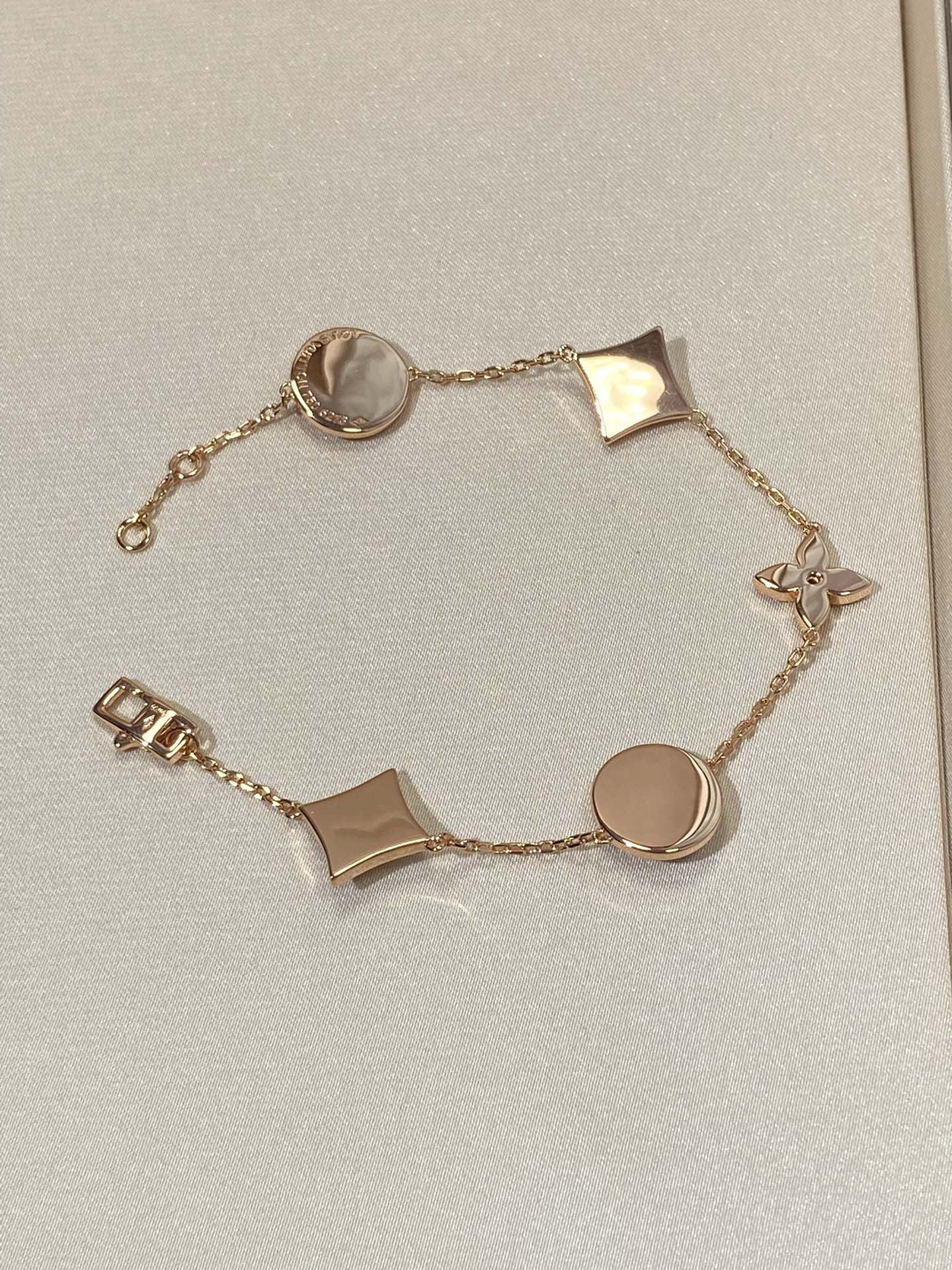Armband mit 5 Motiven aus Perlmutt, Gold und Sterlingsilber, besetzt mit rosa Zirkonia im Traumstern- und Sonnen-Design