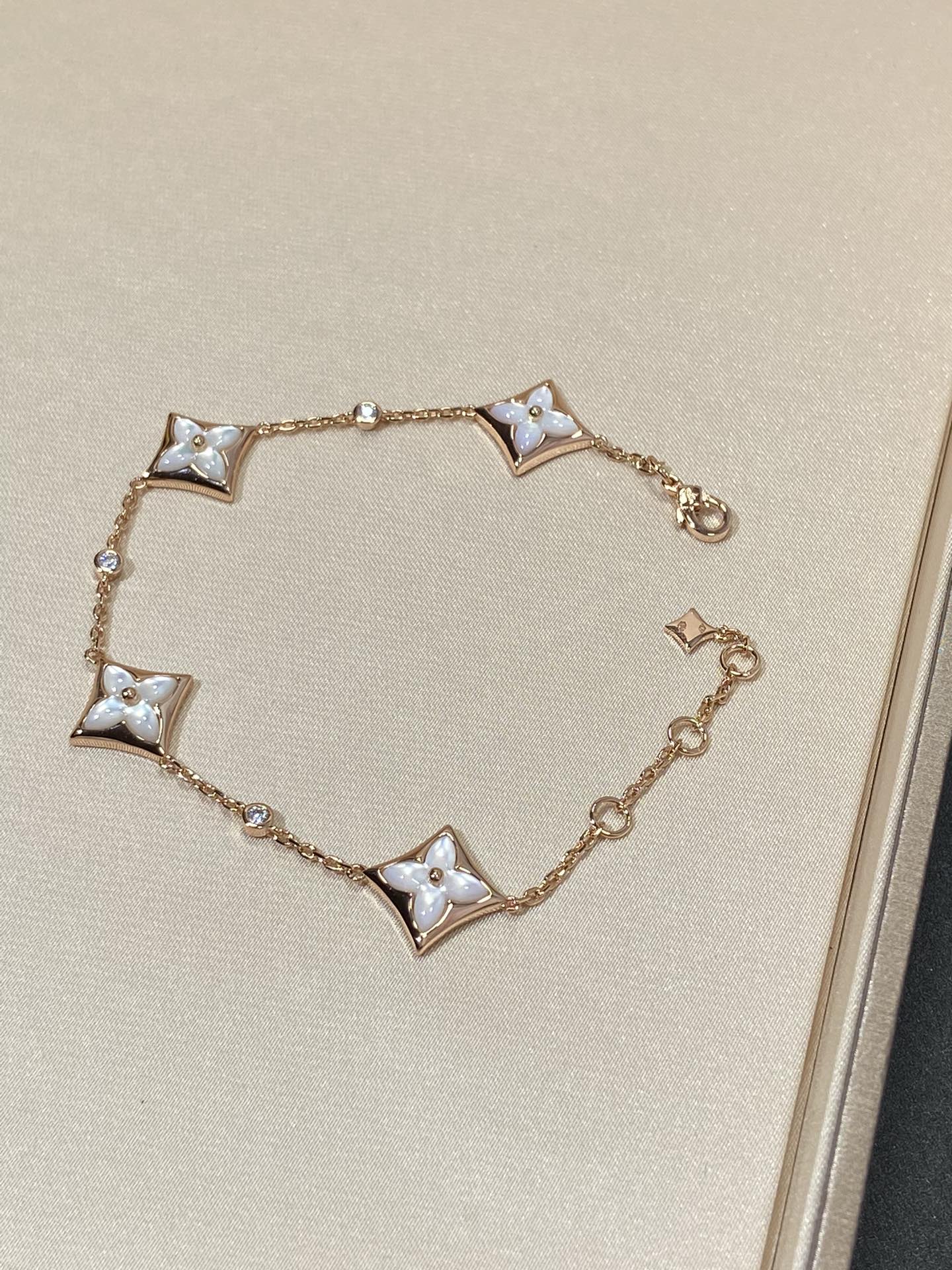Armband mit 4 MOP Diamanten im ¡®Dream¡¯STAR-Motiv aus Roségold