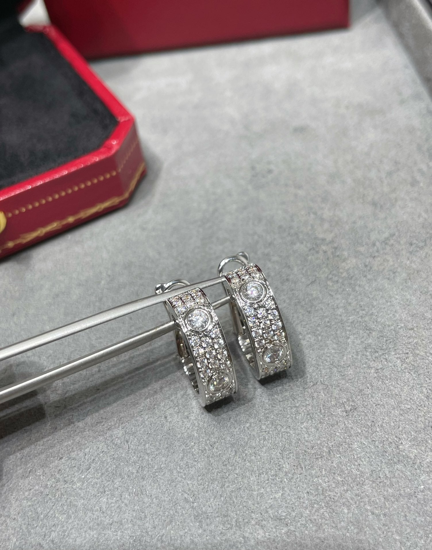 „Dream“LOVE 5.5MM DIAMANT-GEPFLASTERTE OHRRINGE