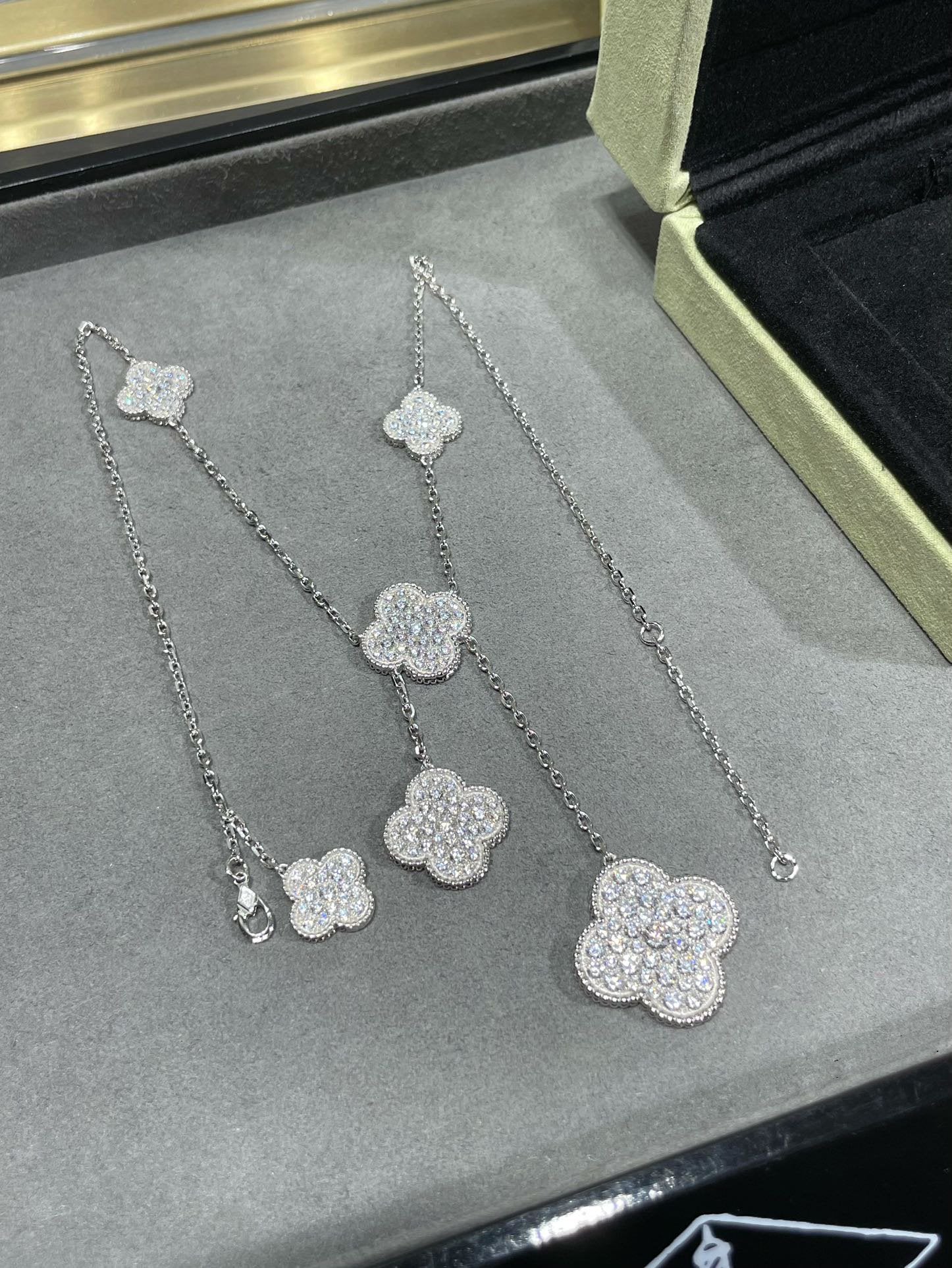 ¡®Dream¡¯CLOVER 6 MOTIF DIAMOND PAVED NECKLACE