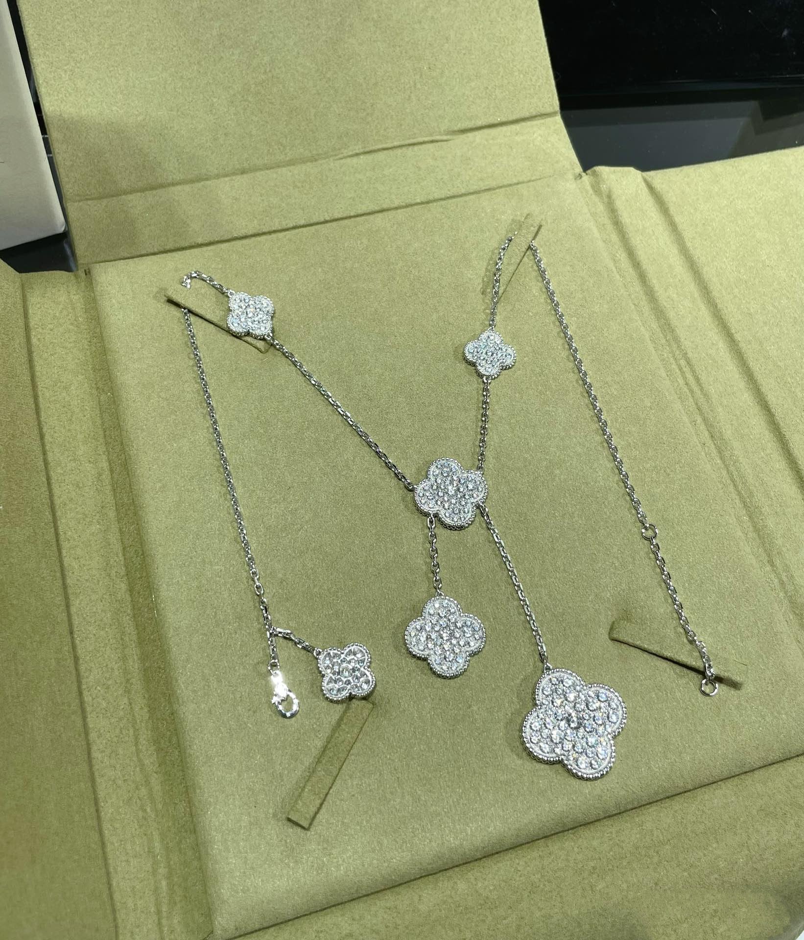 ¡®Dream¡¯CLOVER 6 MOTIF DIAMOND PAVED NECKLACE