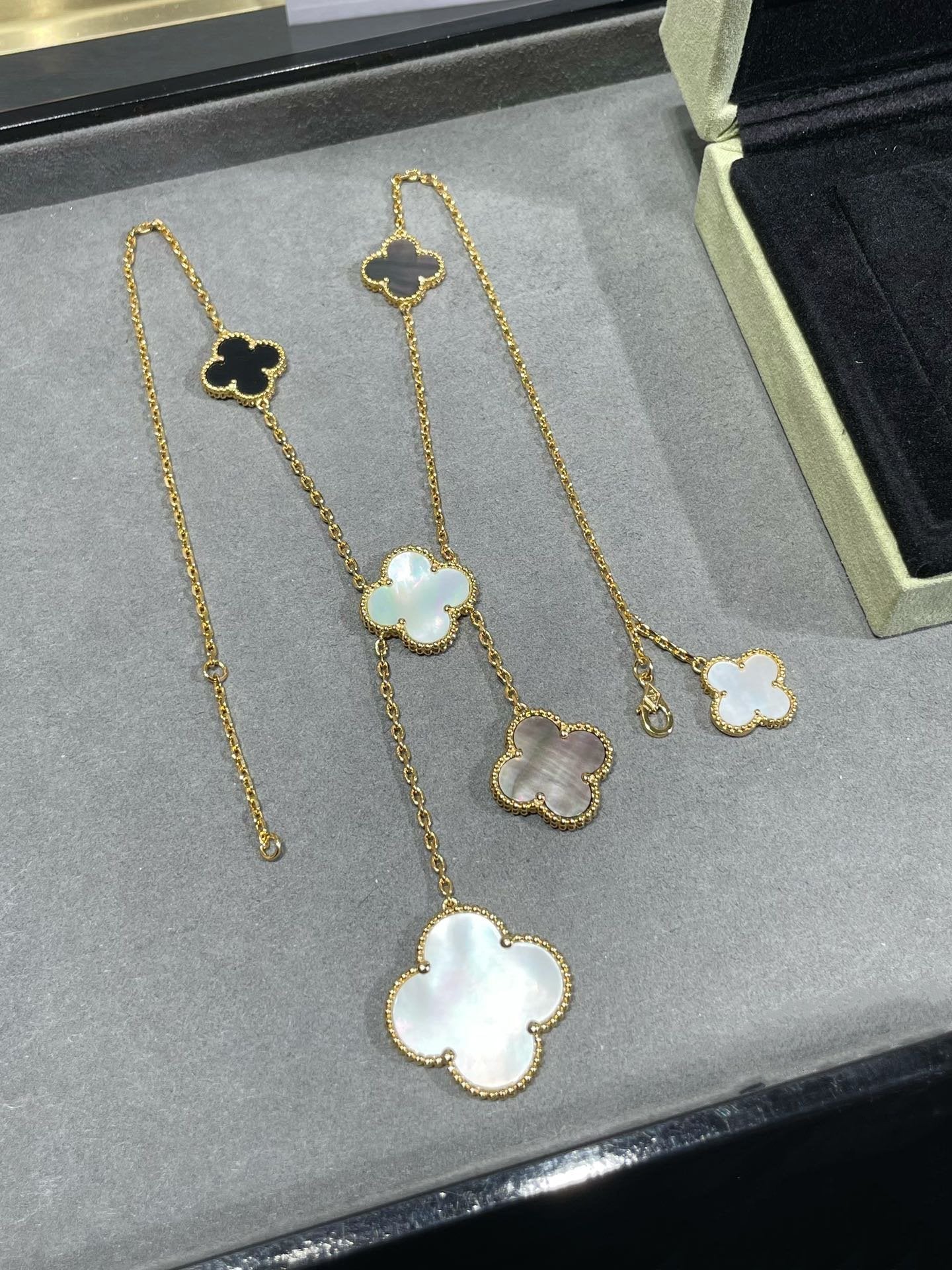 ¡®Dream¡¯CLOVER 6 MOTIF MOP ONYX GOLD NECKLACE