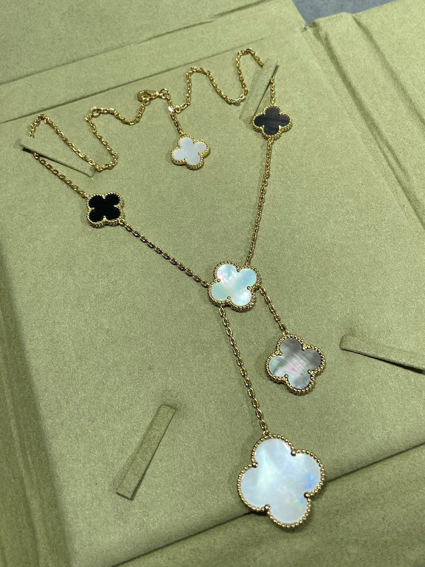 ¡®Dream¡¯CLOVER 6 MOTIF MOP ONYX GOLD NECKLACE