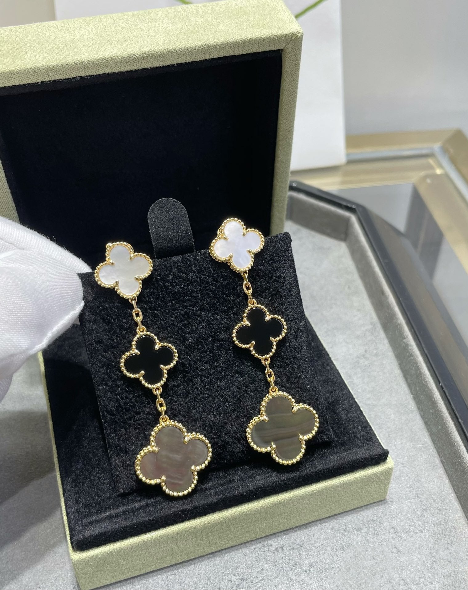 ¡®Dream¡¯CLOVER 3 MOTIF MOP ONYX DARK MOP PINK GOLD EARRINGS