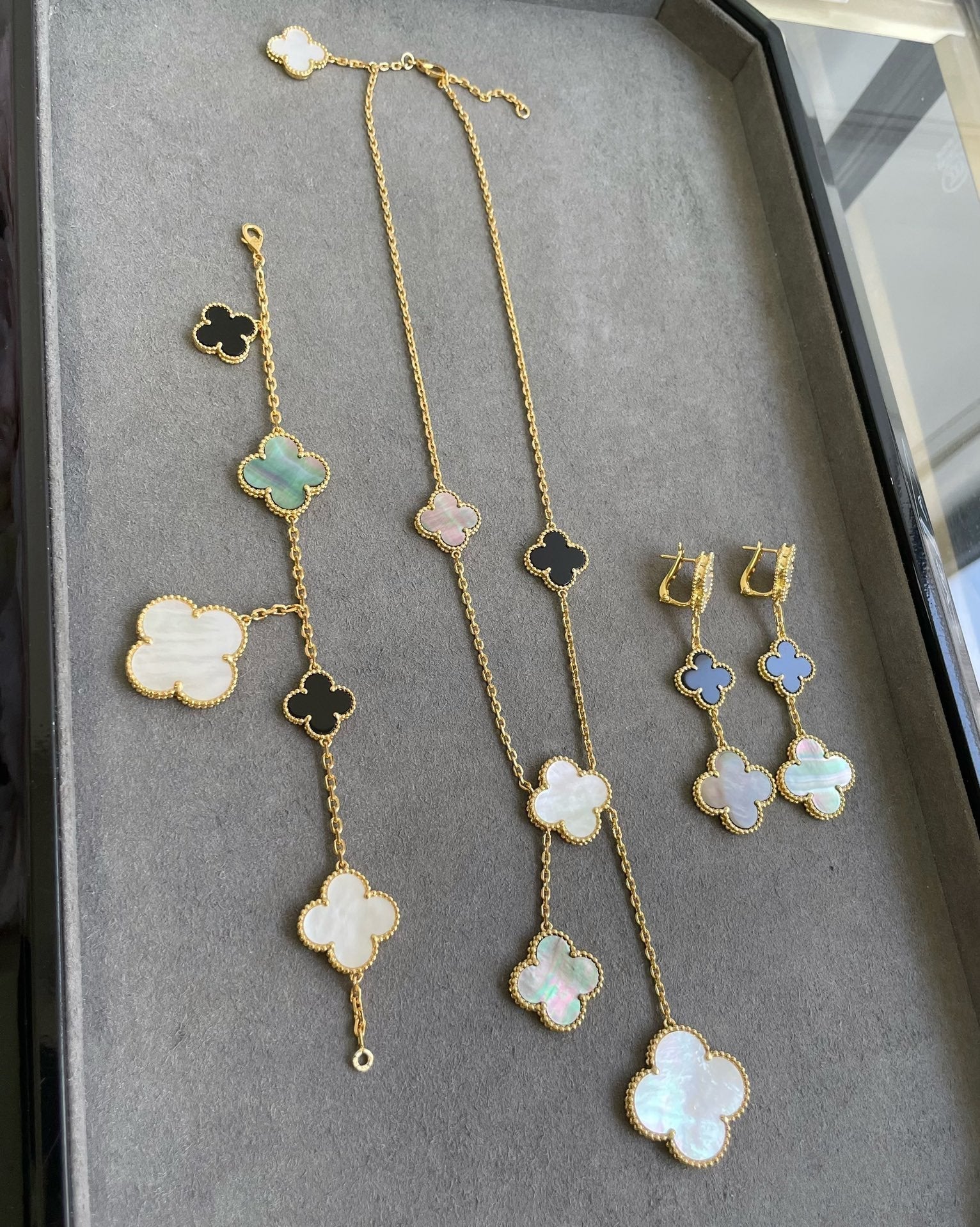 ¡®Dream¡¯CLOVER 3 MOTIF MOP ONYX DARK MOP PINK GOLD EARRINGS