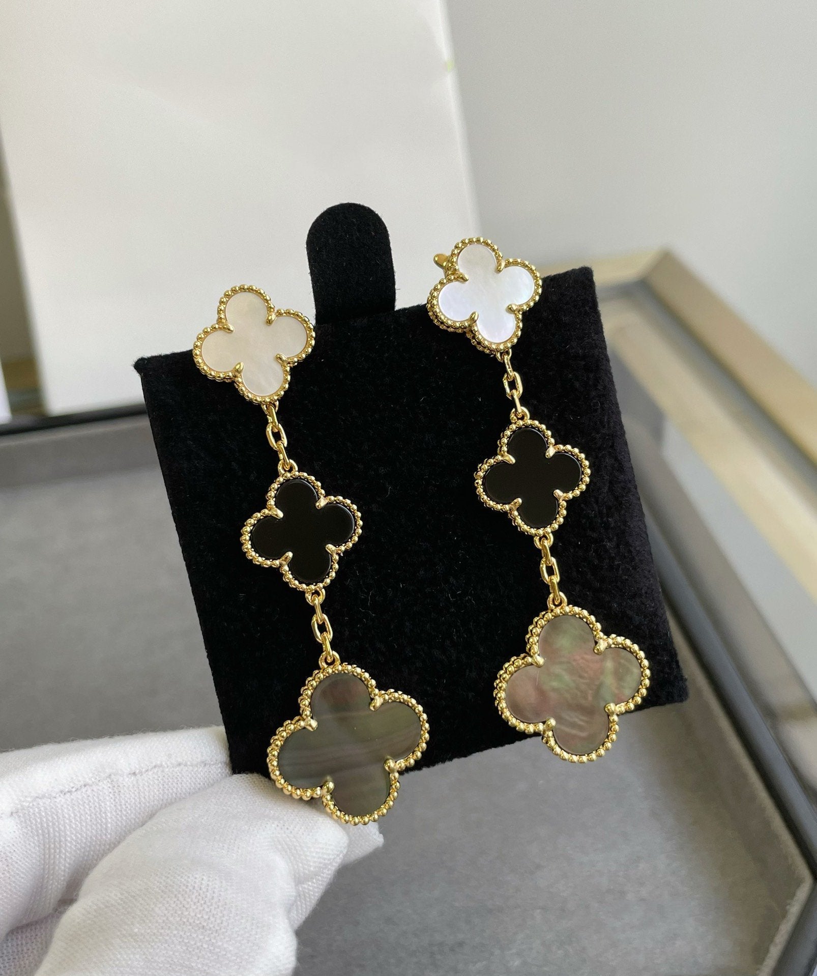 ¡®Dream¡¯CLOVER 3 MOTIF MOP ONYX DARK MOP PINK GOLD EARRINGS