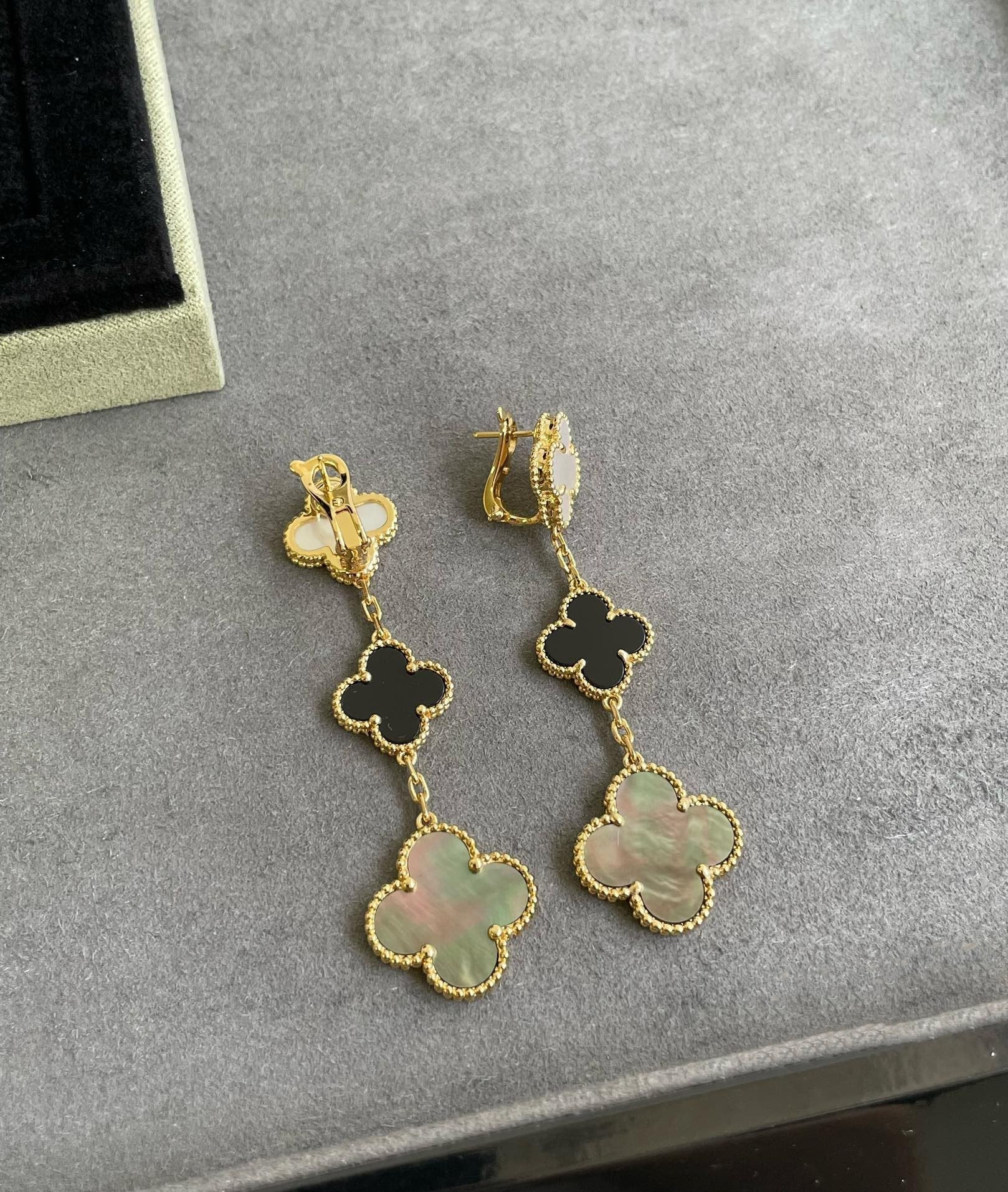 ¡®Dream¡¯CLOVER 3 MOTIF MOP ONYX DARK MOP PINK GOLD EARRINGS