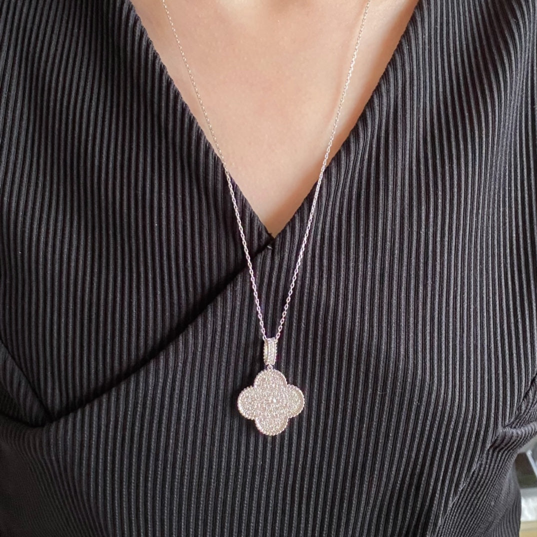 ¡®Dream¡¯CLOVER 25MM LARGE PEDANT DIAMOND PAVED LONG NECKLACE