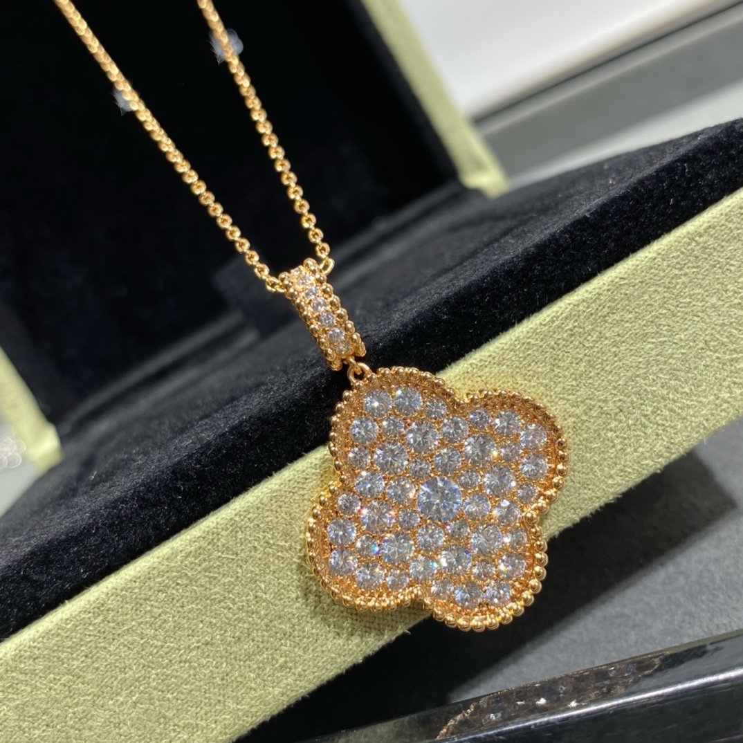 ¡®Dream¡¯CLOVER 25MM LARGE PEDANT DIAMOND PAVED LONG NECKLACE