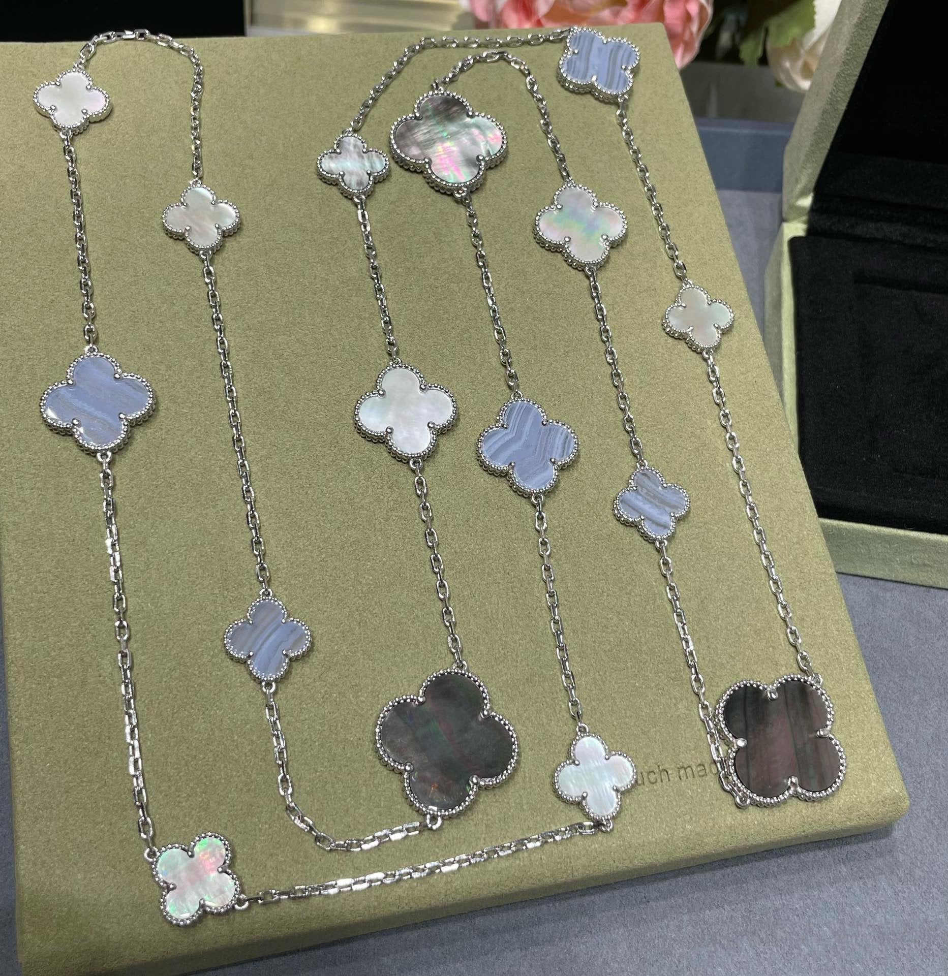 ¡®Dream¡¯CLOVER 16 MOTIF CHALCEDONY MOP SILVER NECKLACE