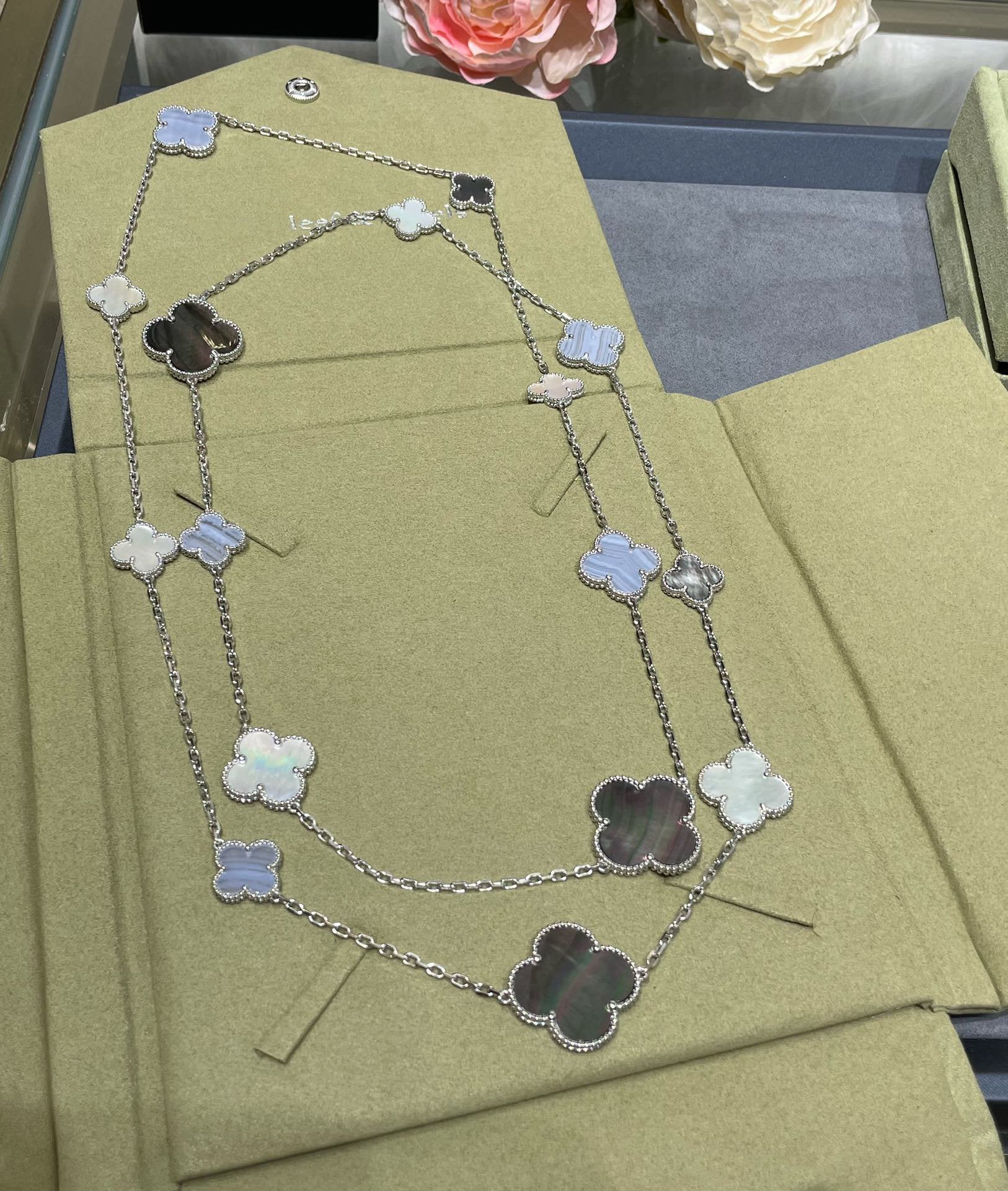 ¡®Dream¡¯CLOVER 16 MOTIF CHALCEDONY MOP SILVER NECKLACE