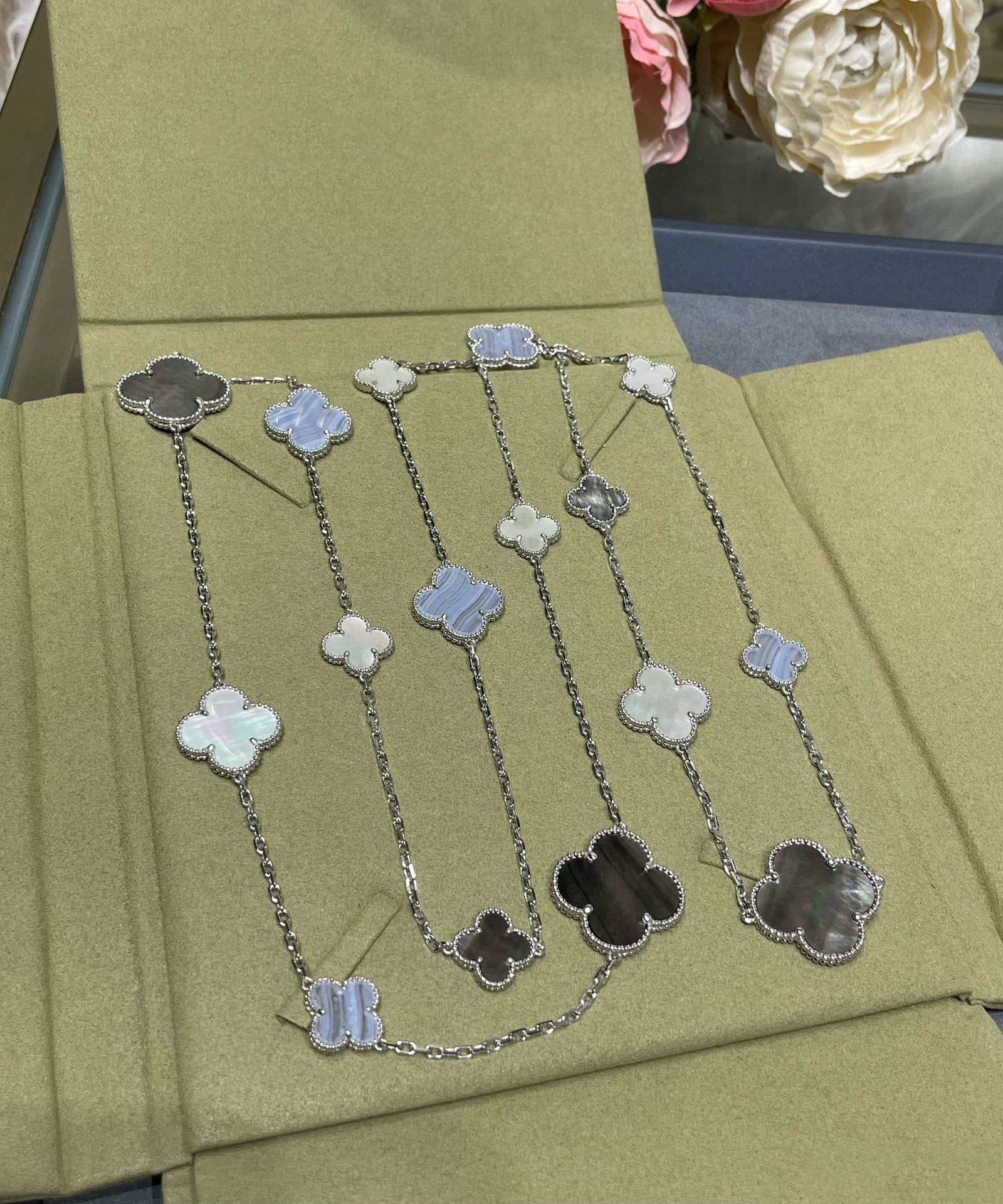 ¡®Dream¡¯CLOVER 16 MOTIF CHALCEDONY MOP SILVER NECKLACE