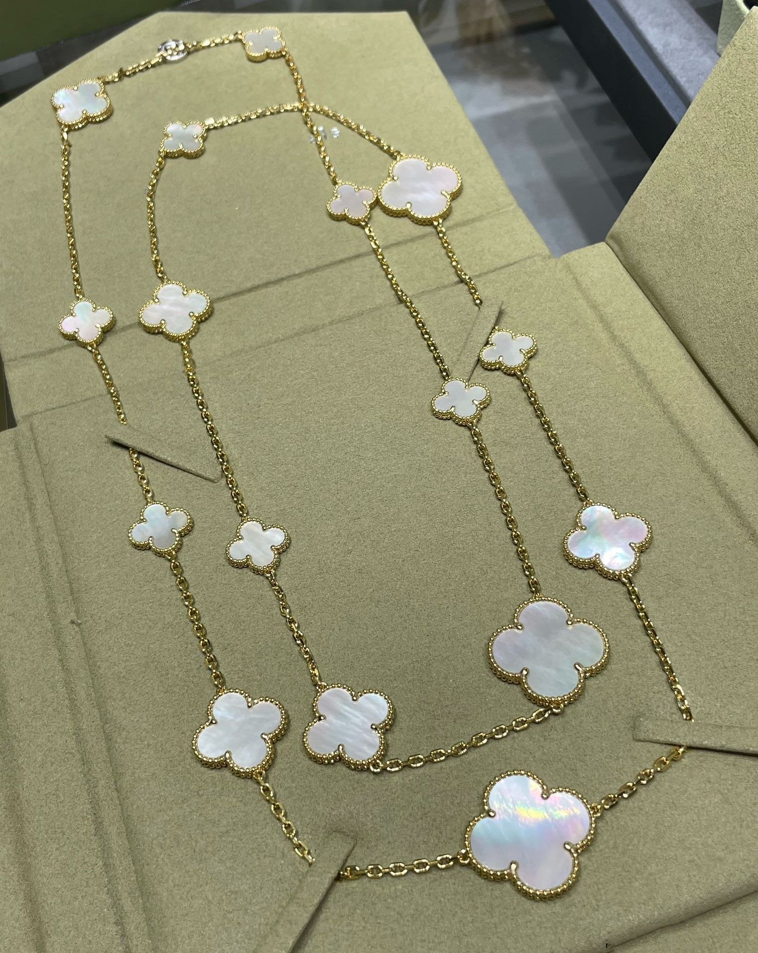 ¡®Dream¡¯CLOVER 16 MOTIF WHITE MOP GOLD NECKLACE