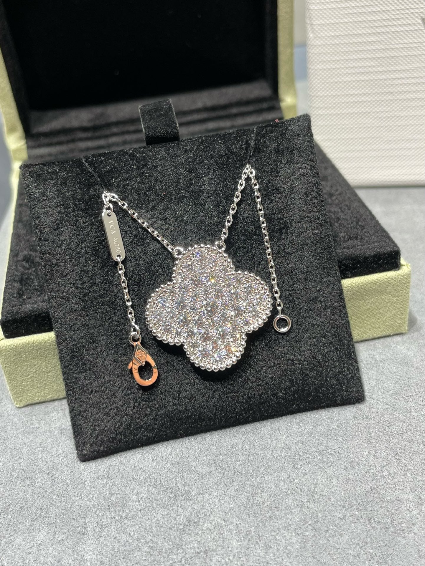 ¡®Dream¡¯CLOVER 25MM LARGE PENDANT DIAMOND PAVED SILVER NECKLACE