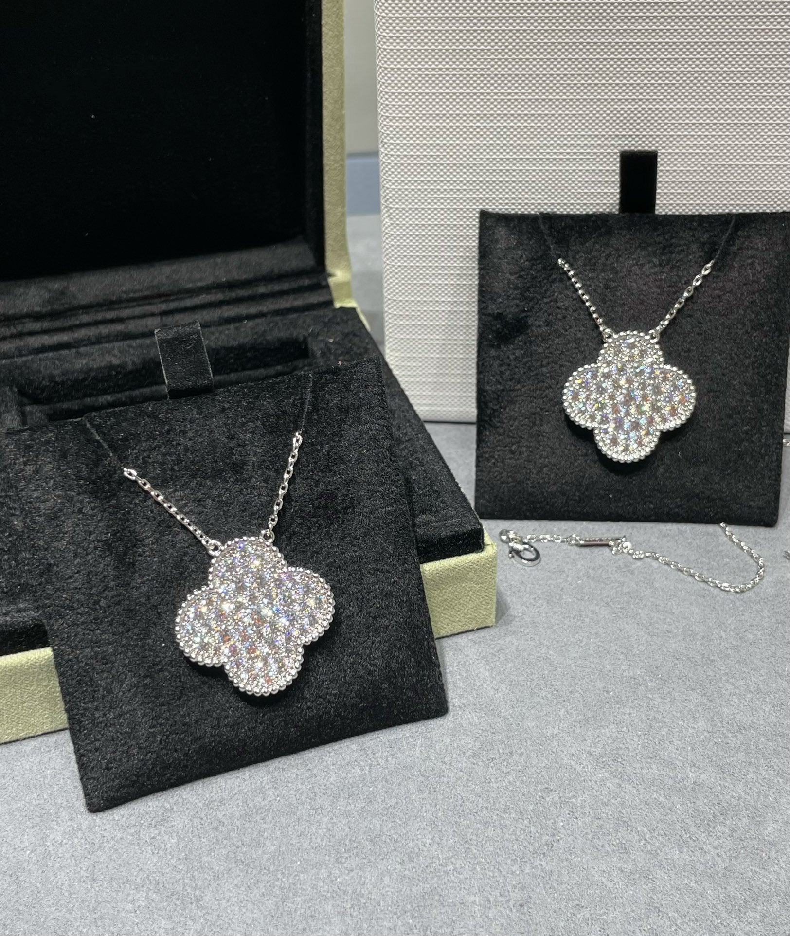 ¡®Dream¡¯CLOVER 25MM LARGE PENDANT DIAMOND PAVED SILVER NECKLACE