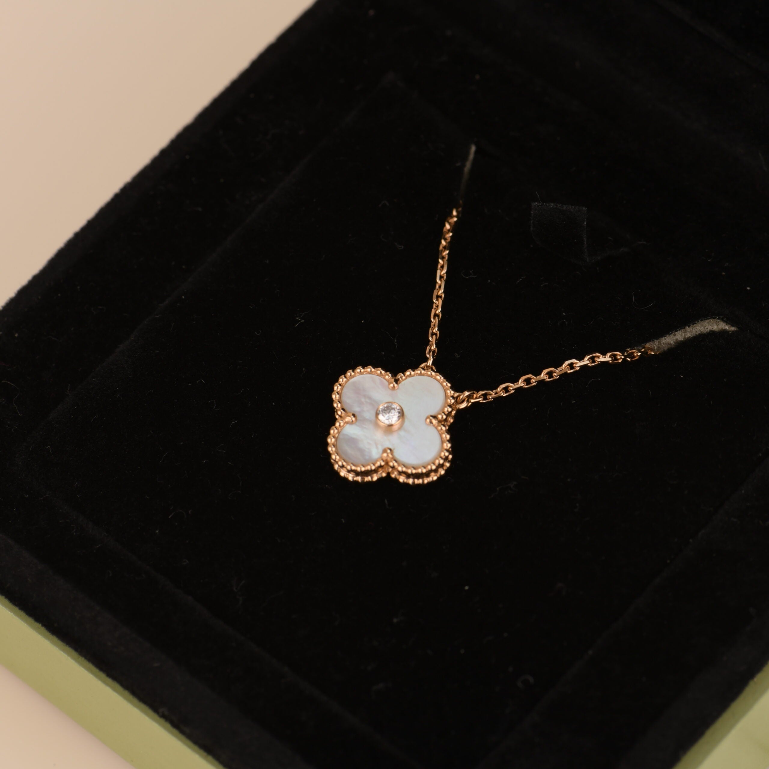 ¡®Dream¡¯CLOVER 15MM DIAMOND WHITE FRITILLARIA NECKLACE