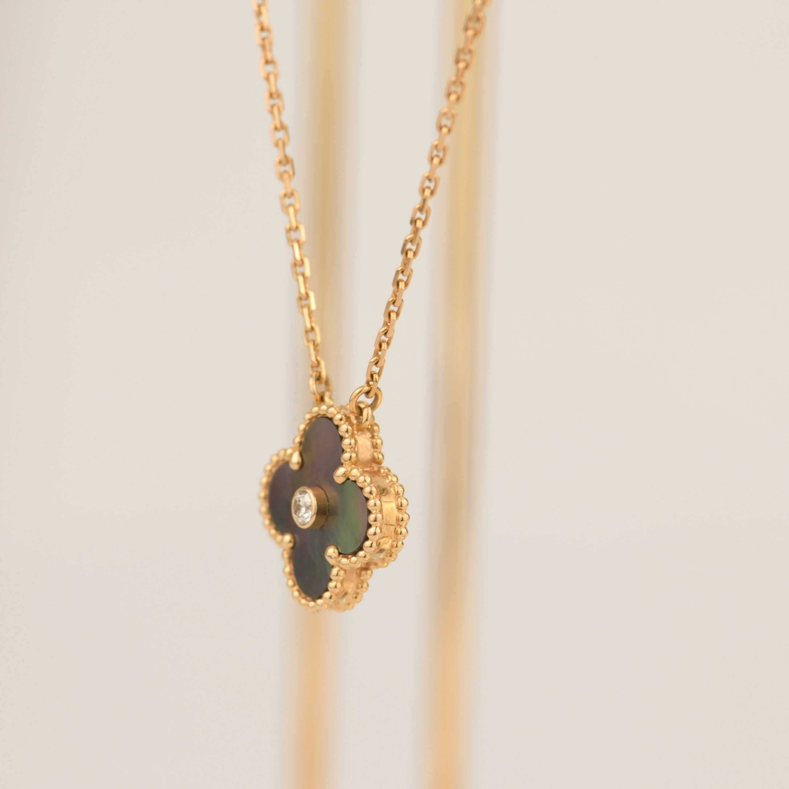 ¡®Dream¡¯CLOVER 15MM DIAMOND AND MOTHER-OF-GREY NECKLACE