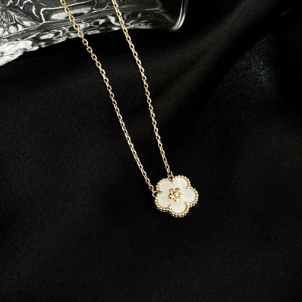 ¡®Dream¡¯LUCKY  WHITE MOP  PLUM BLOSSOM NECKLACE