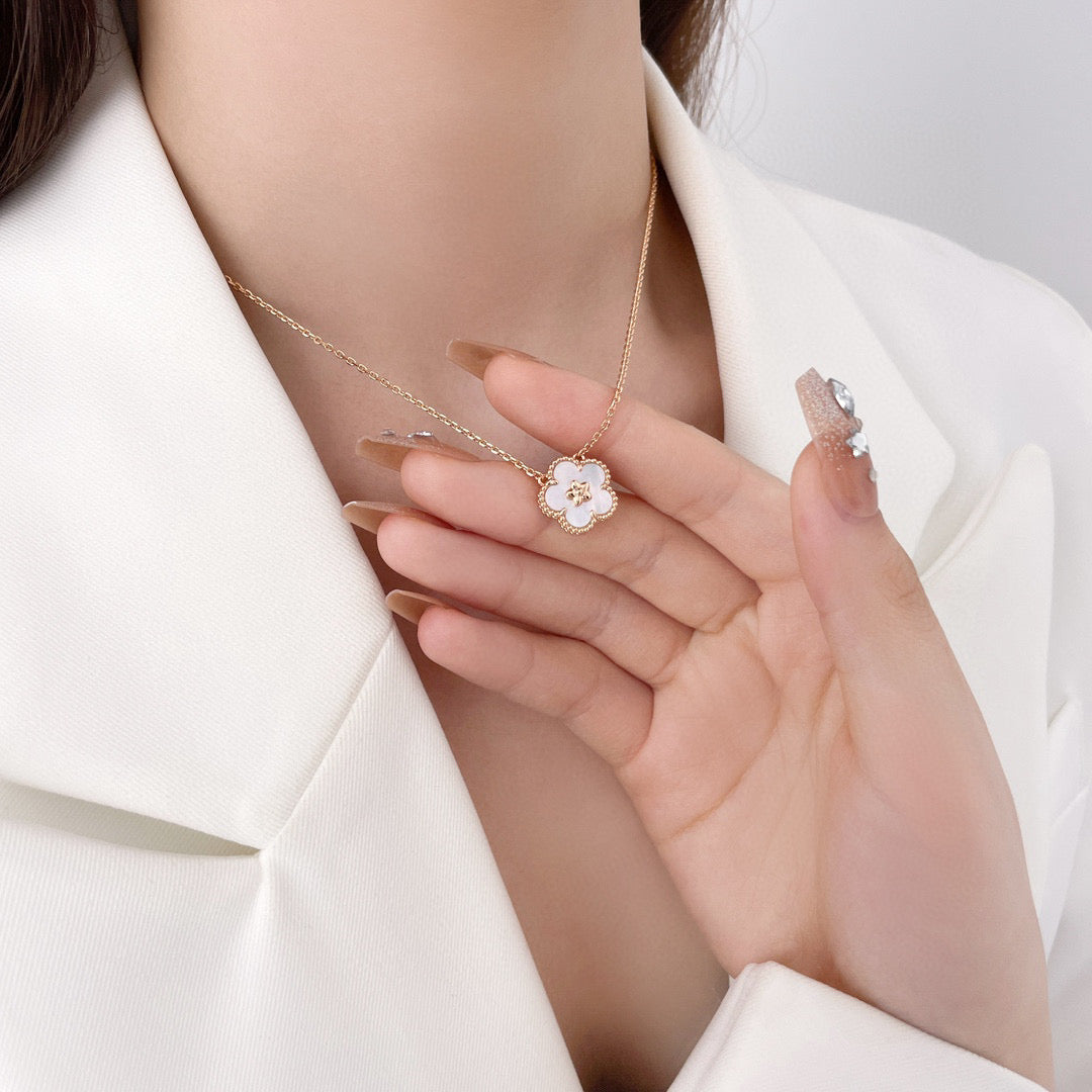 ¡®Dream¡¯LUCKY  WHITE MOP  PLUM BLOSSOM NECKLACE