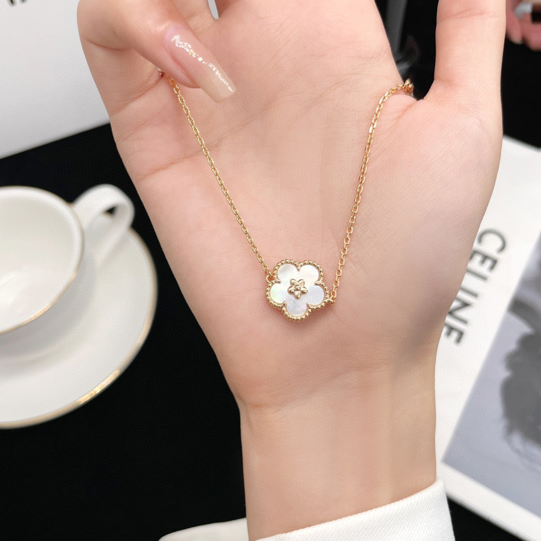 ¡®Dream¡¯LUCKY WHITE MOP PLUM BLOSSOM  BRACELET