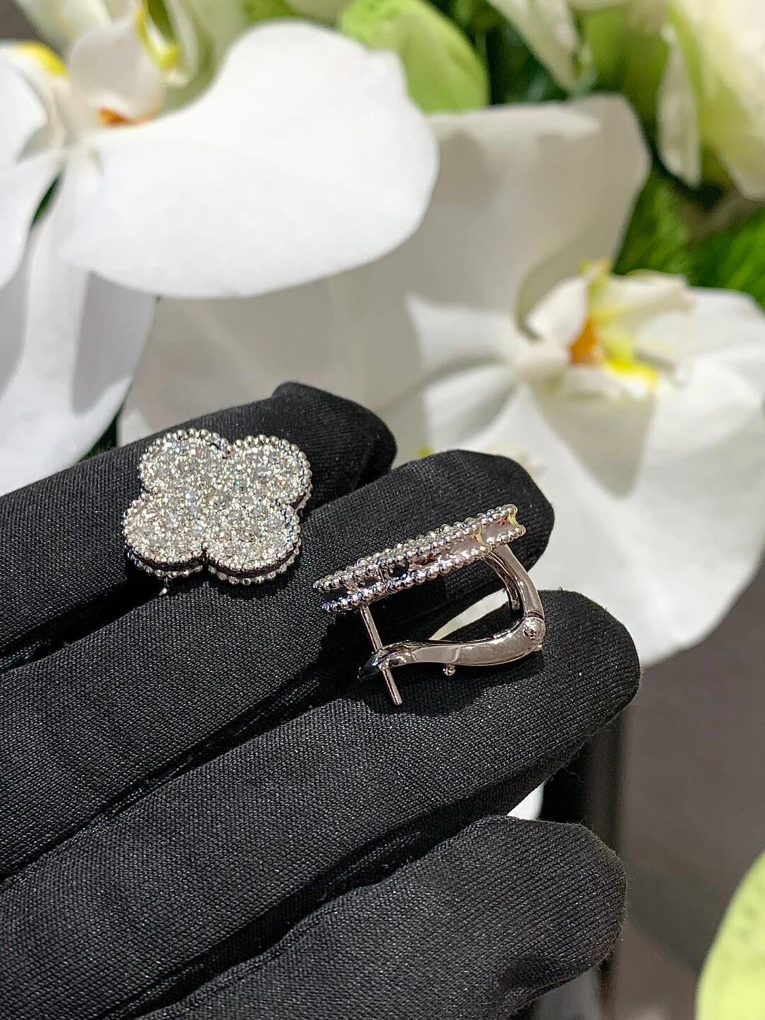 [Dream] CLOVER 20MM MOTIFS DIAMOND STUD EARRINGS SILVER