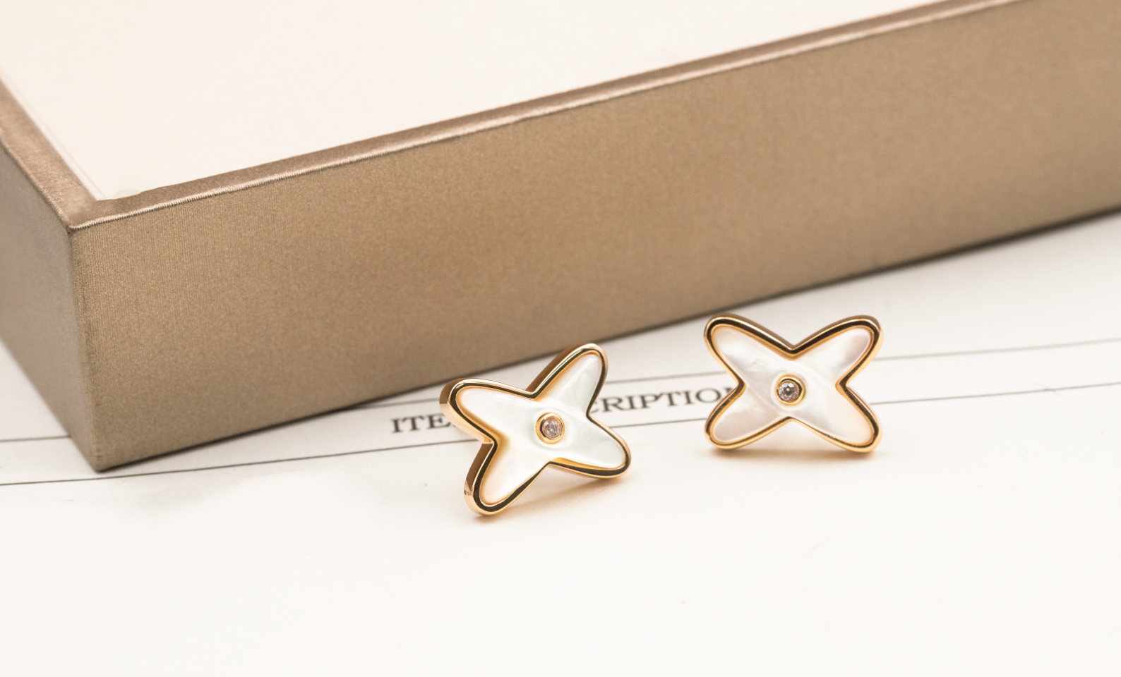 ¡®Dream¡¯JEUX DE WHITE MOP PINK GOLD DIAMOND EARRINGS