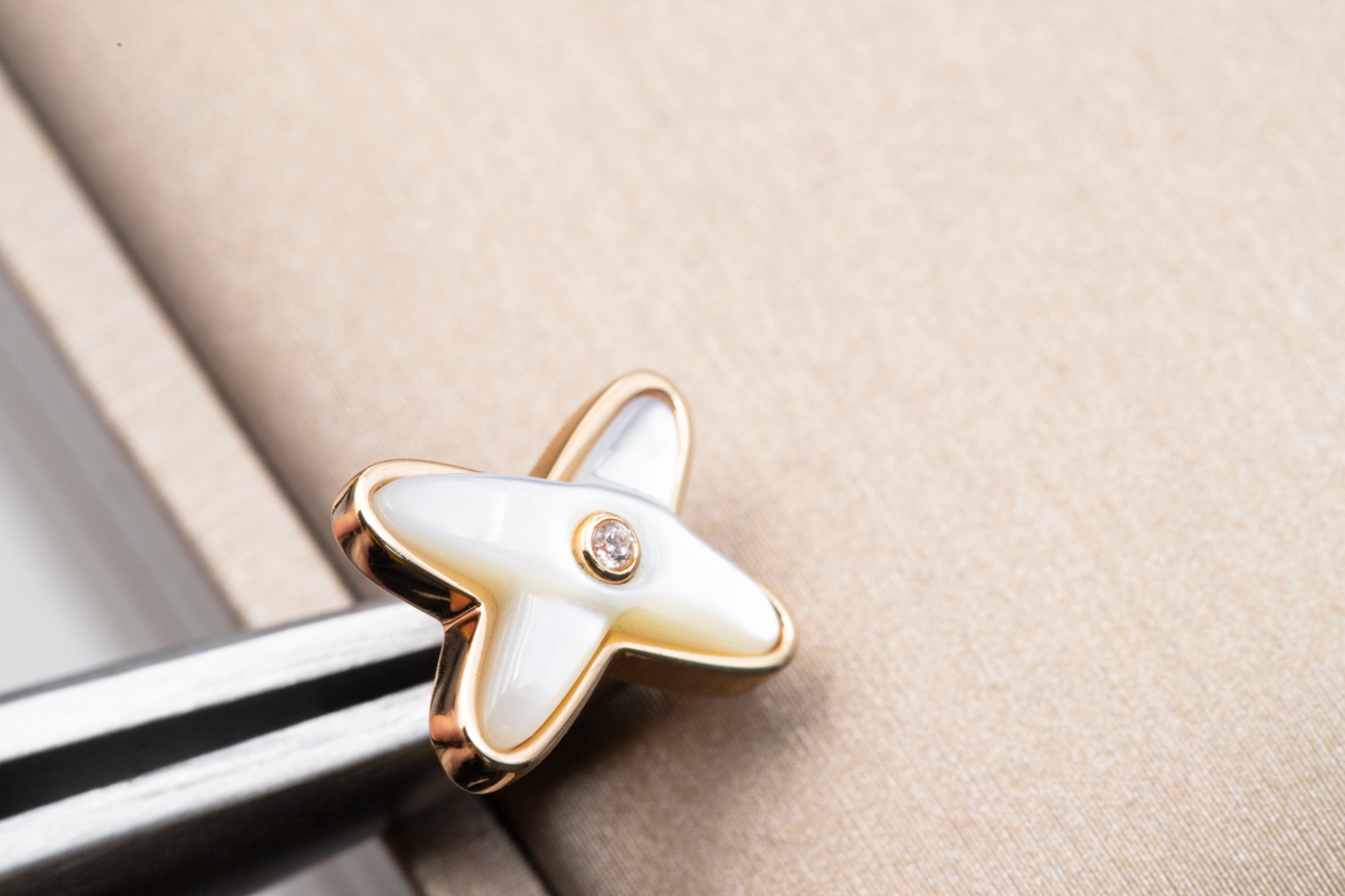 ¡®Dream¡¯JEUX DE WHITE MOP PINK GOLD DIAMOND EARRINGS
