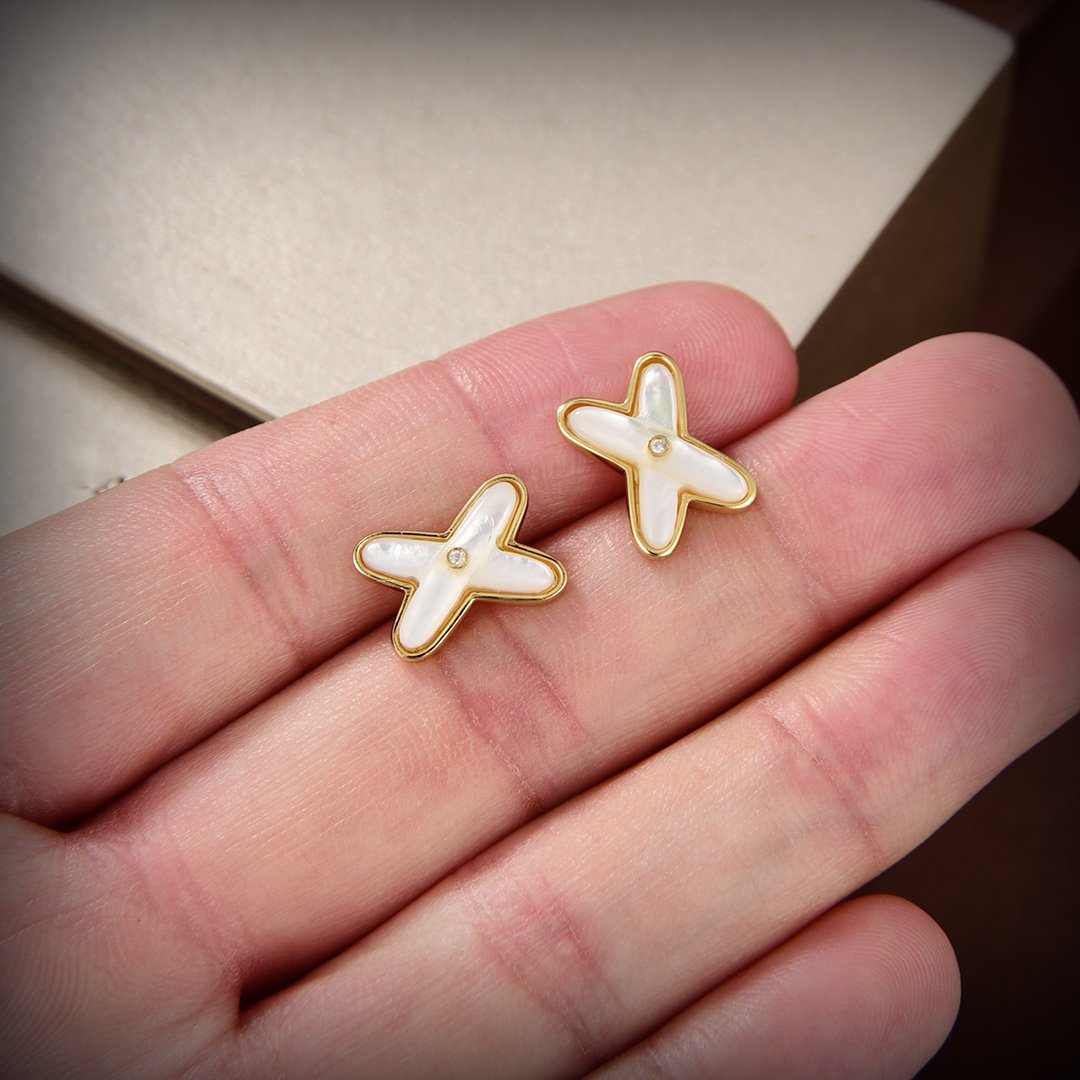 「ドリーム」ホワイトモップ ゴールドダイヤモンドピアス