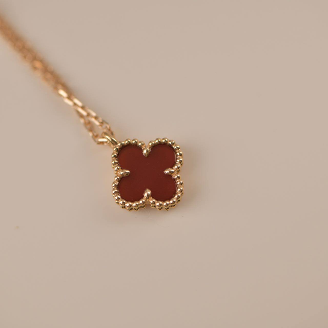 ¡®Dream¡¯CLOVER MINI 9.5MM WHITE CARNELIANS NECKLACE