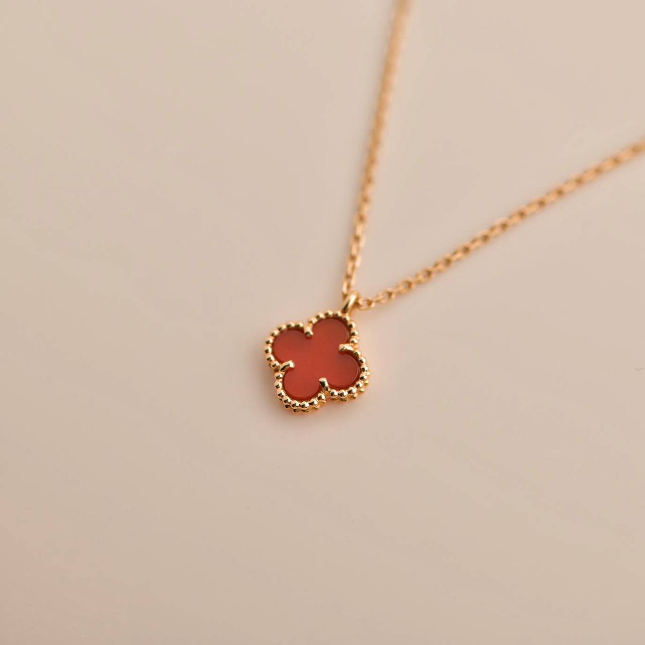 ¡®Dream¡¯CLOVER MINI 9.5MM WHITE CARNELIANS NECKLACE