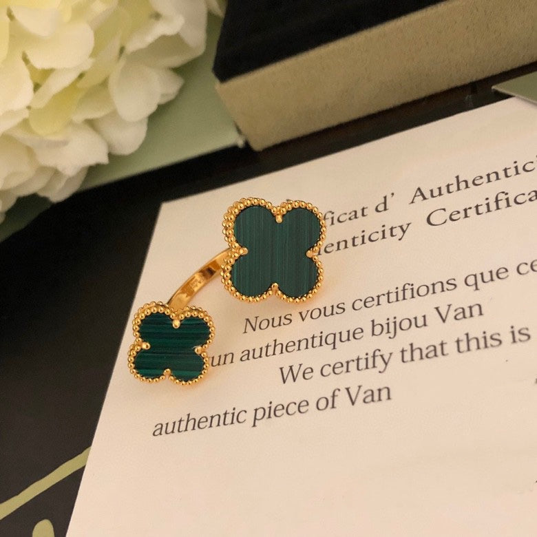 ¡®Dream¡¯CLOVER BETWEEN THE FINGER RING
