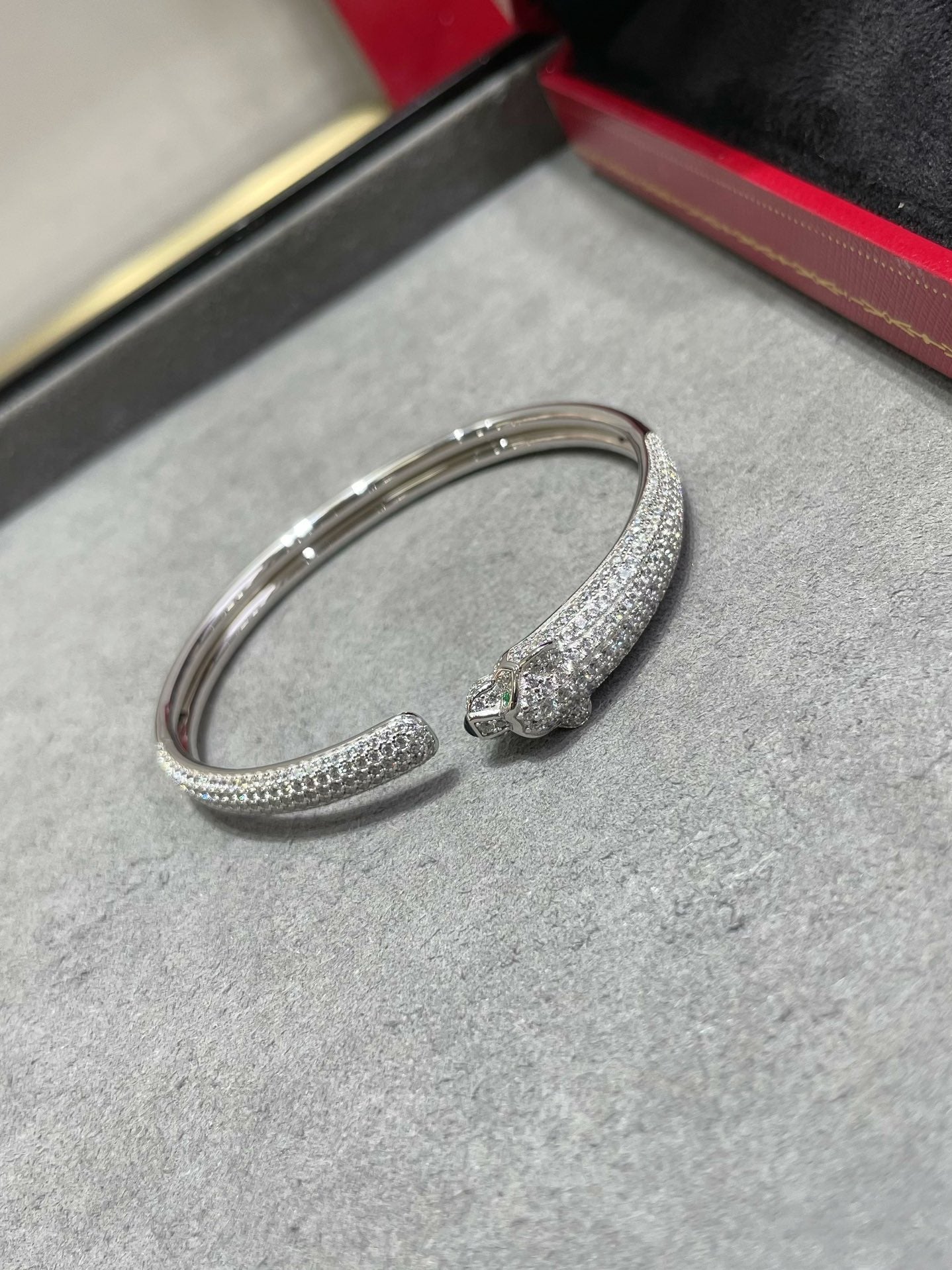 „Dream“ PANTHERE ARMBAND, VOLLSTÄNDIG MIT DIAMANTEN BESETZT